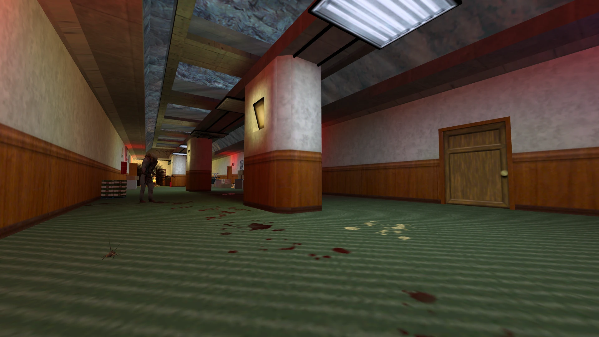 Zrzut ekranu z moda Half-Life Reprocessing pokazujący słabo oświetlony korytarz z plamami krwi, karaluchem i postacią zombie