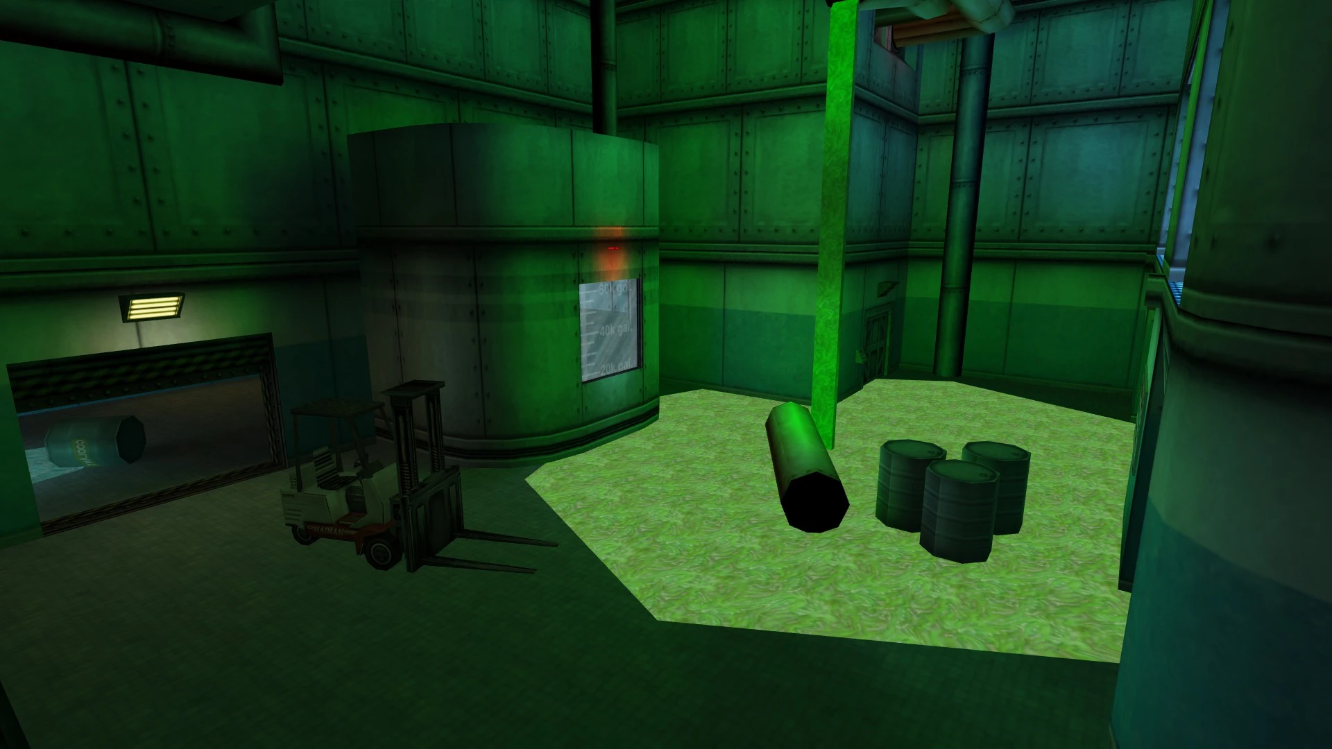 Przemysłowe pomieszczenie o zielonym oświetleniu z beczkami toksycznych odpadów i wózkiem widłowym w modzie Half-Life Reprocessing