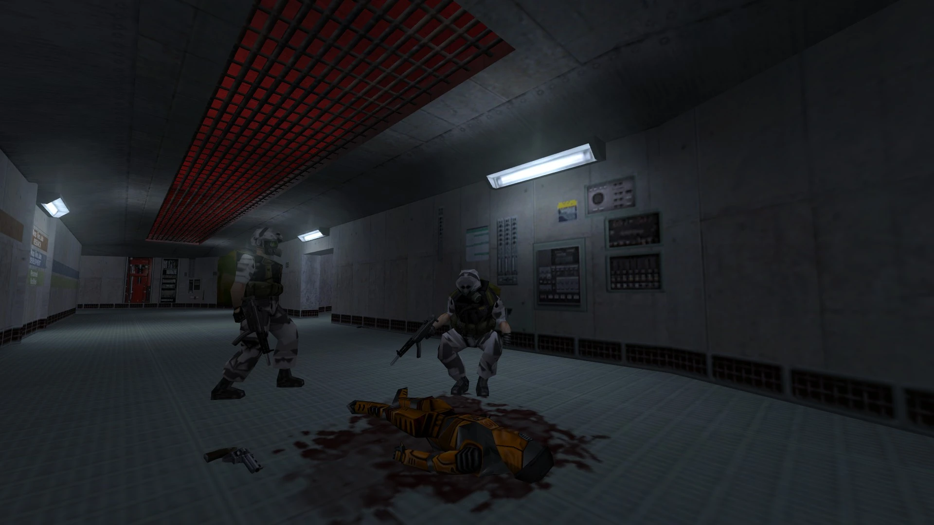 Dwóch uzbrojonych żołnierzy stoi obok zakrwawionego ciała na podłodze w słabo oświetlonym przemysłowym korytarzu w modzie Half-Life Reprocessing