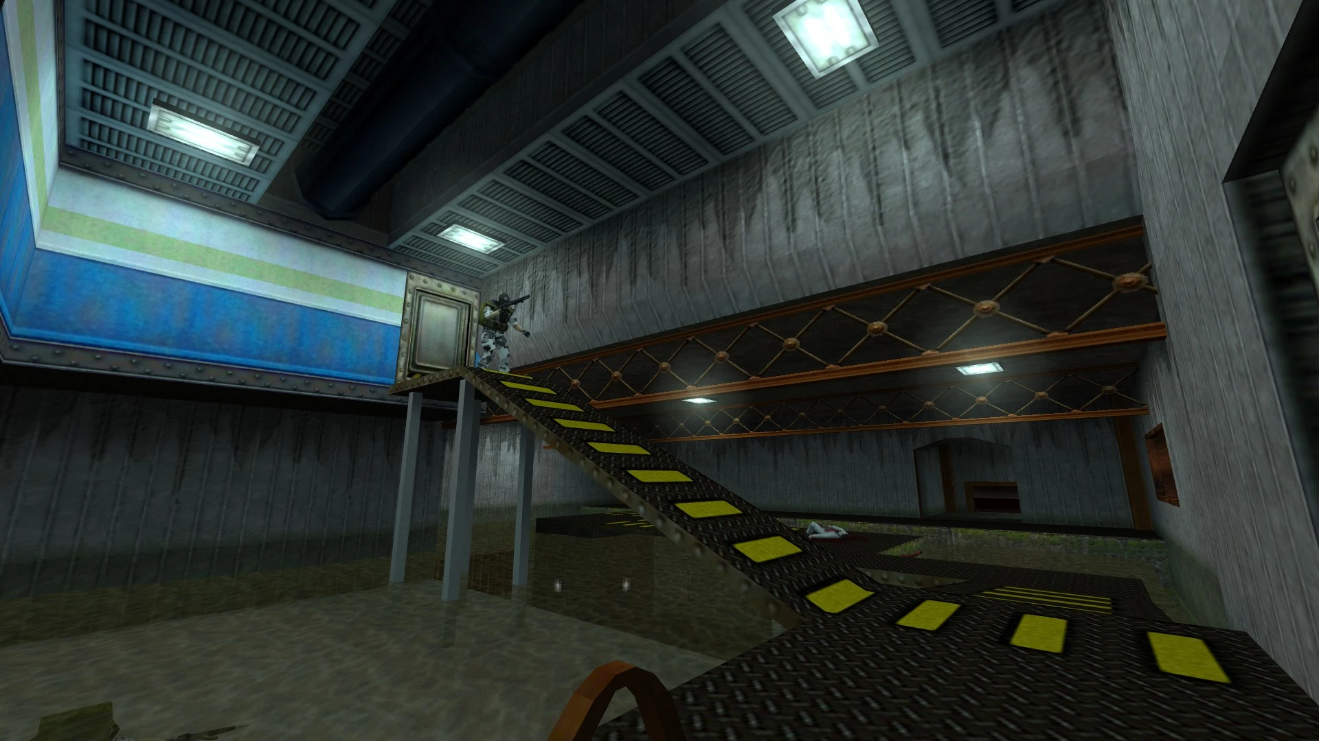 Zrzut ekranu moda Half-Life Reprocessing z żołnierzem na metalowych schodach w zalanym wodą pomieszczeniu przemysłowym