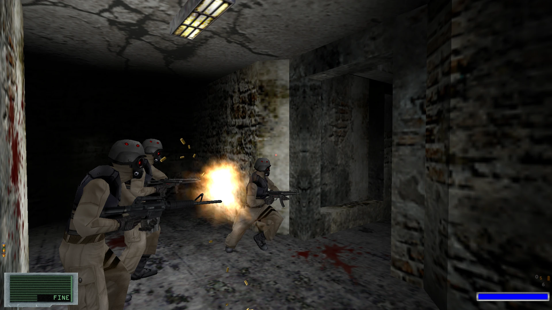 Tres soldados con equipo táctico disparan dentro de un pasillo oscuro y agrietado con manchas de sangre en el mod Resident Evil Cold Blood