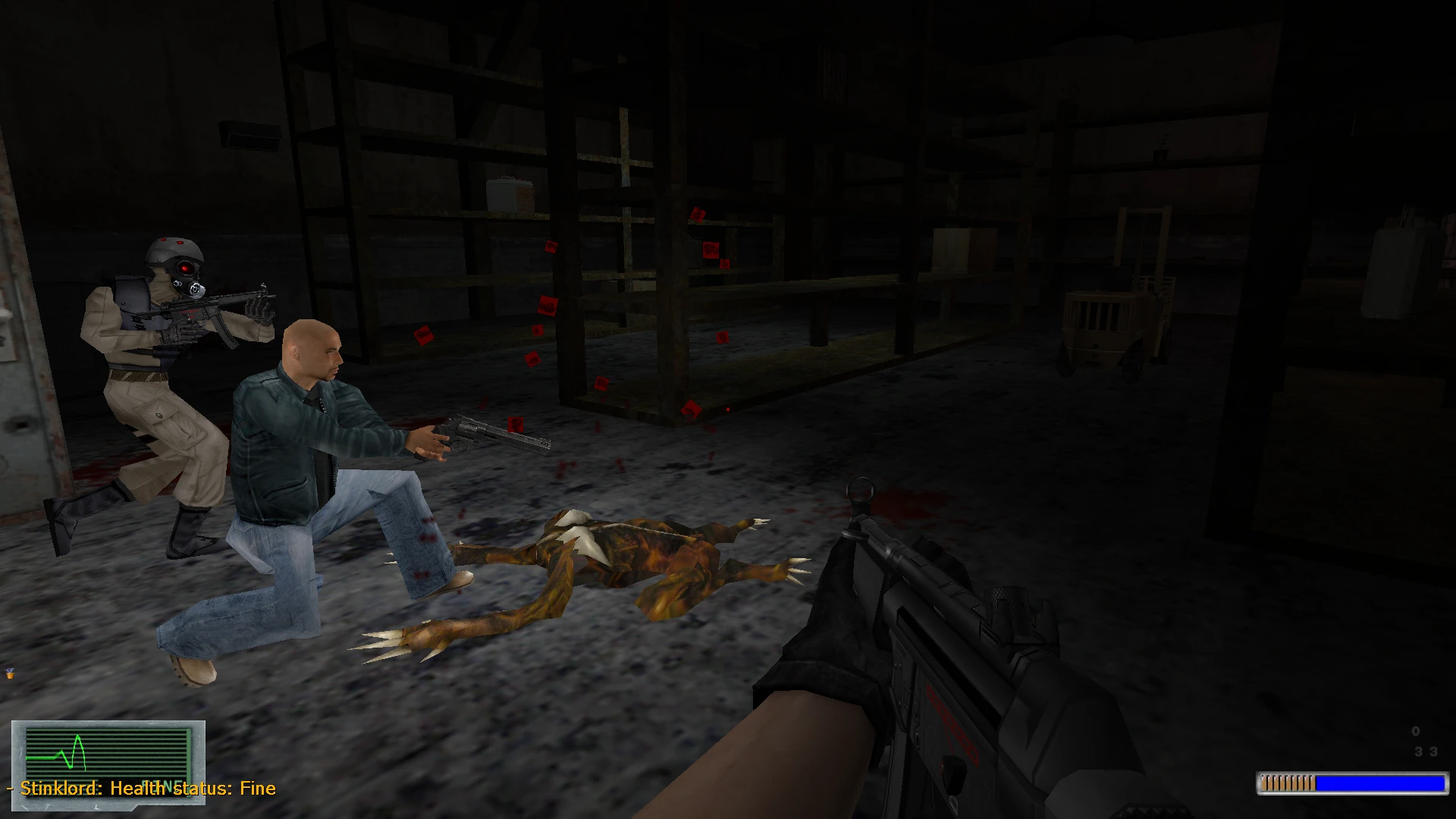 Jugador disparando a criatura mutada muerta con compañero en almacén oscuro en mod Resident Evil Cold Blood para Half-Life