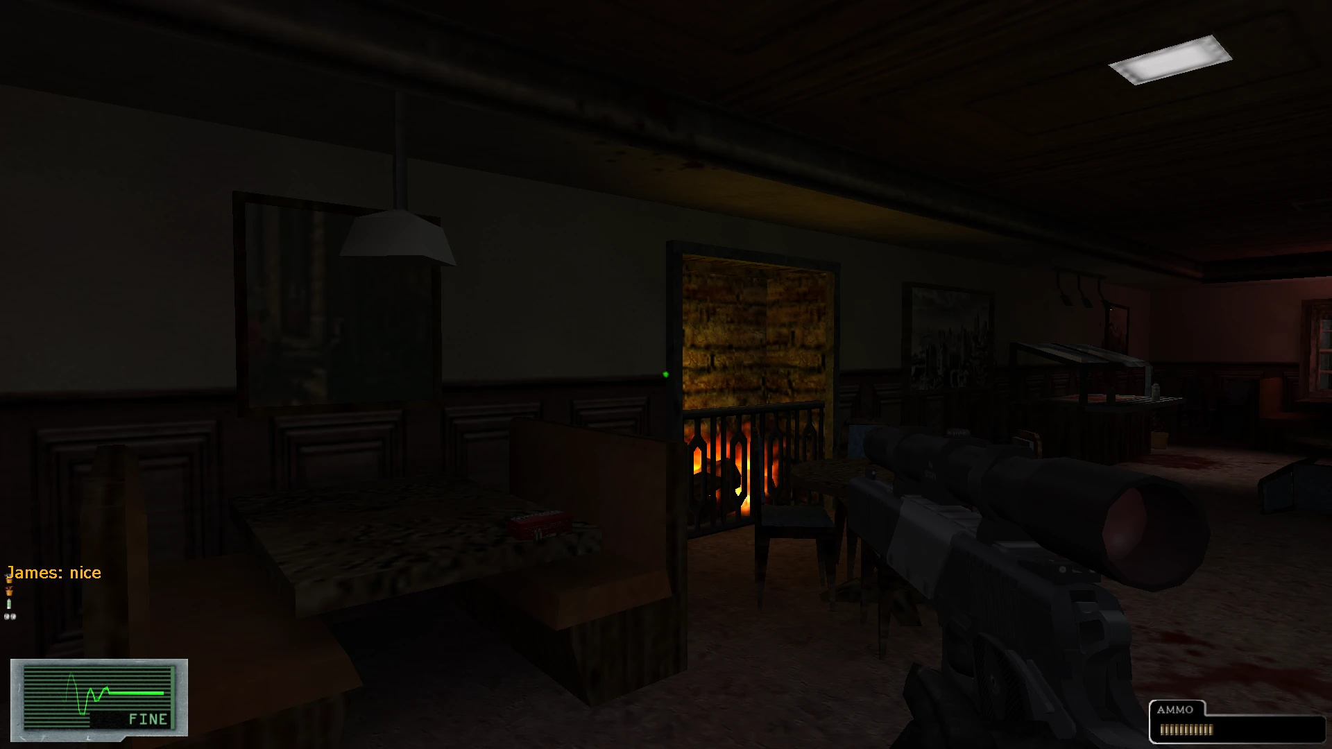 Vista en primera persona en mod Half-Life Resident Evil Cold Blood mostrando rifle de francotirador cerca de chimenea encendida