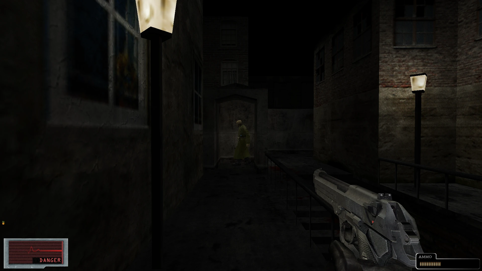 Vista en primera persona con pistola apuntando a un callejón oscuro con farolas y una figura con abrigo amarillo en el mod Resident Evil: Cold Blood
