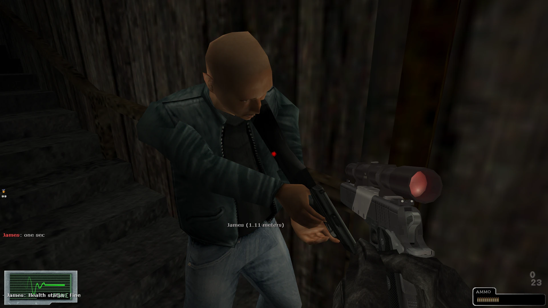 Jugador con rifle de francotirador apuntando a un personaje calvo junto a una escalera en el mod Resident Evil Cold Blood para Half-Life