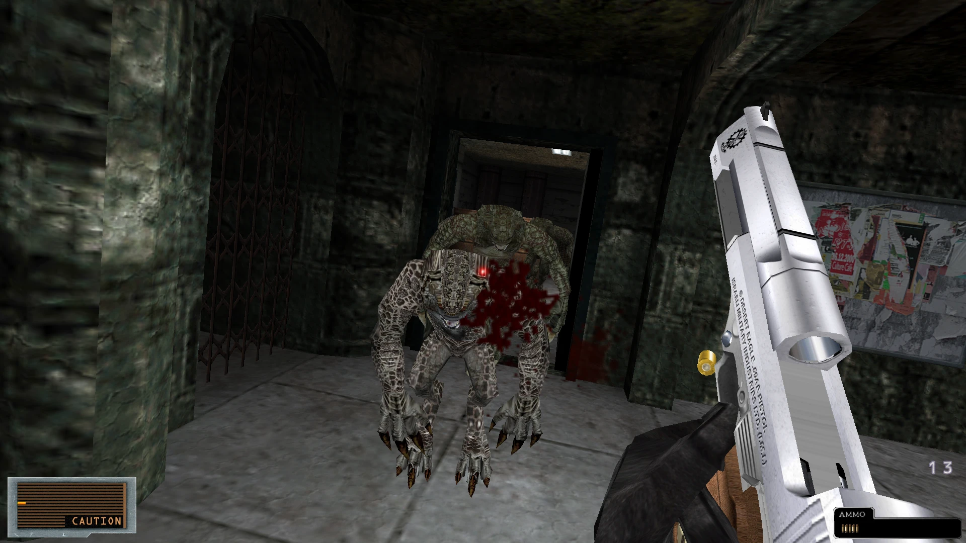 Jugador dispara con una pistola plateada a monstruos reptilianos que se acercan en un pasillo oscuro en el mod Resident Evil Cold Blood para Half-Life