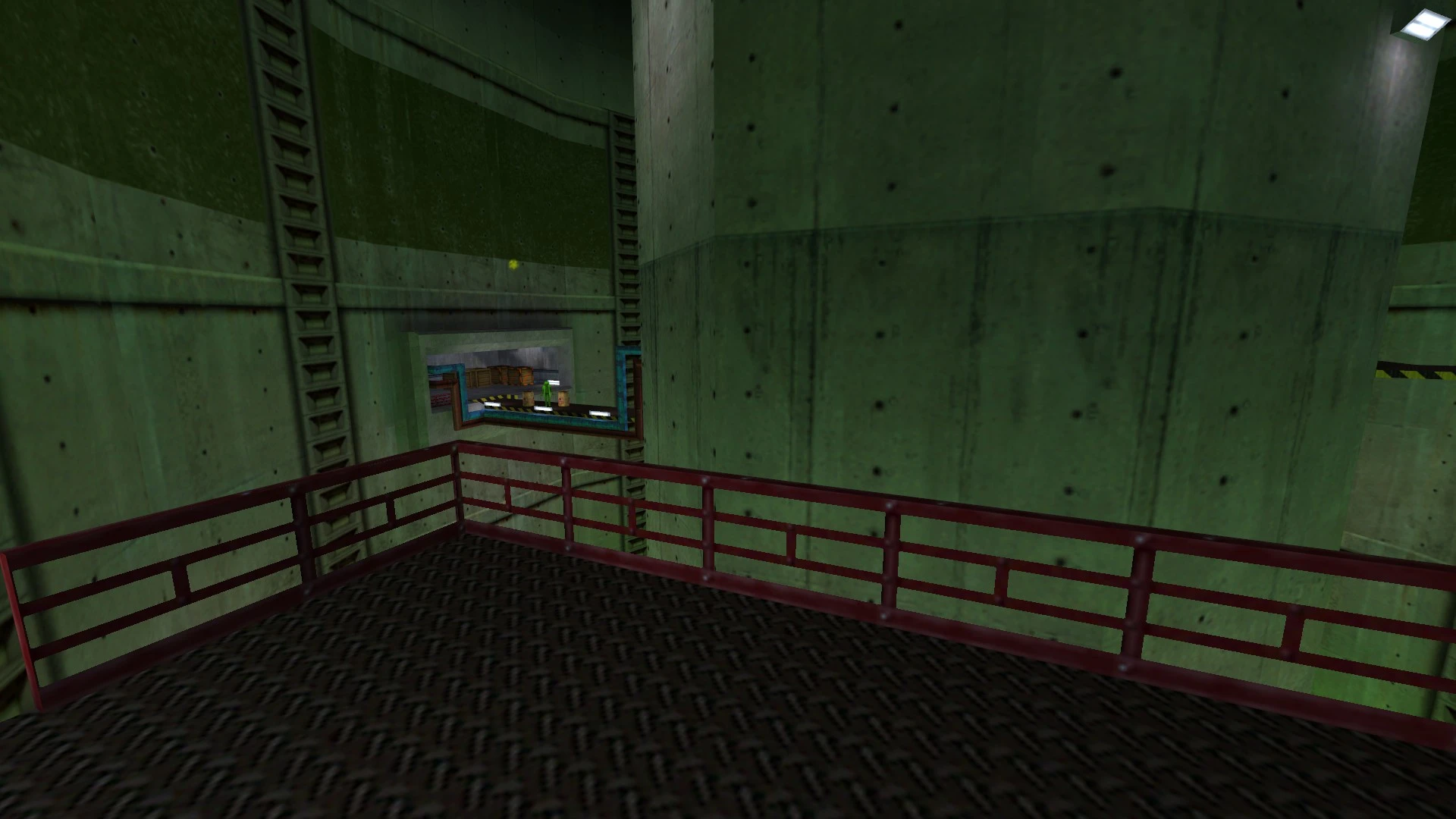 Captura de pantalla que muestra una plataforma industrial con paredes de concreto verde, barandilla roja y escaleras en el mod Shift-Two de Half-Life