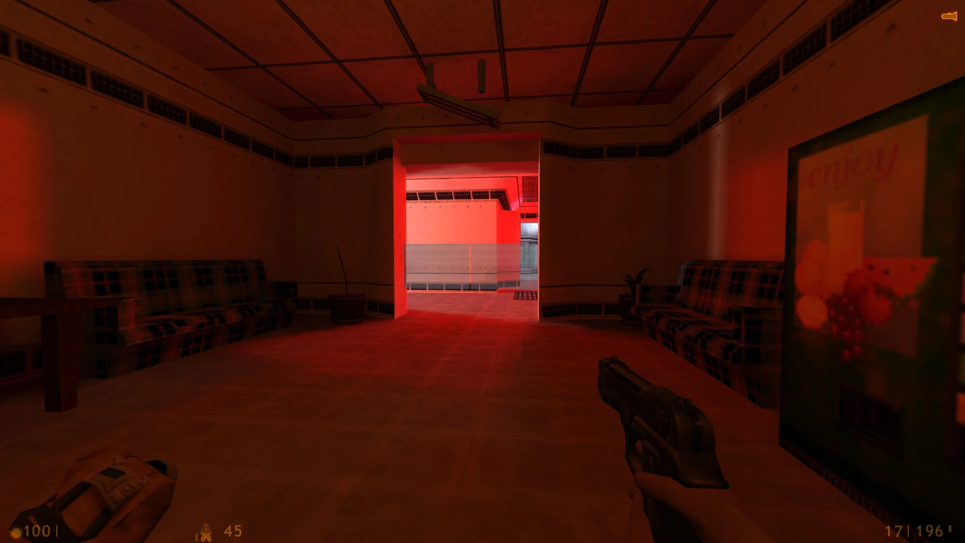 Vista del juego del mod Shift-Two de Half-Life mostrando una habitación oscura con dos sofás a cuadros, luz roja y pistola en mano del jugador