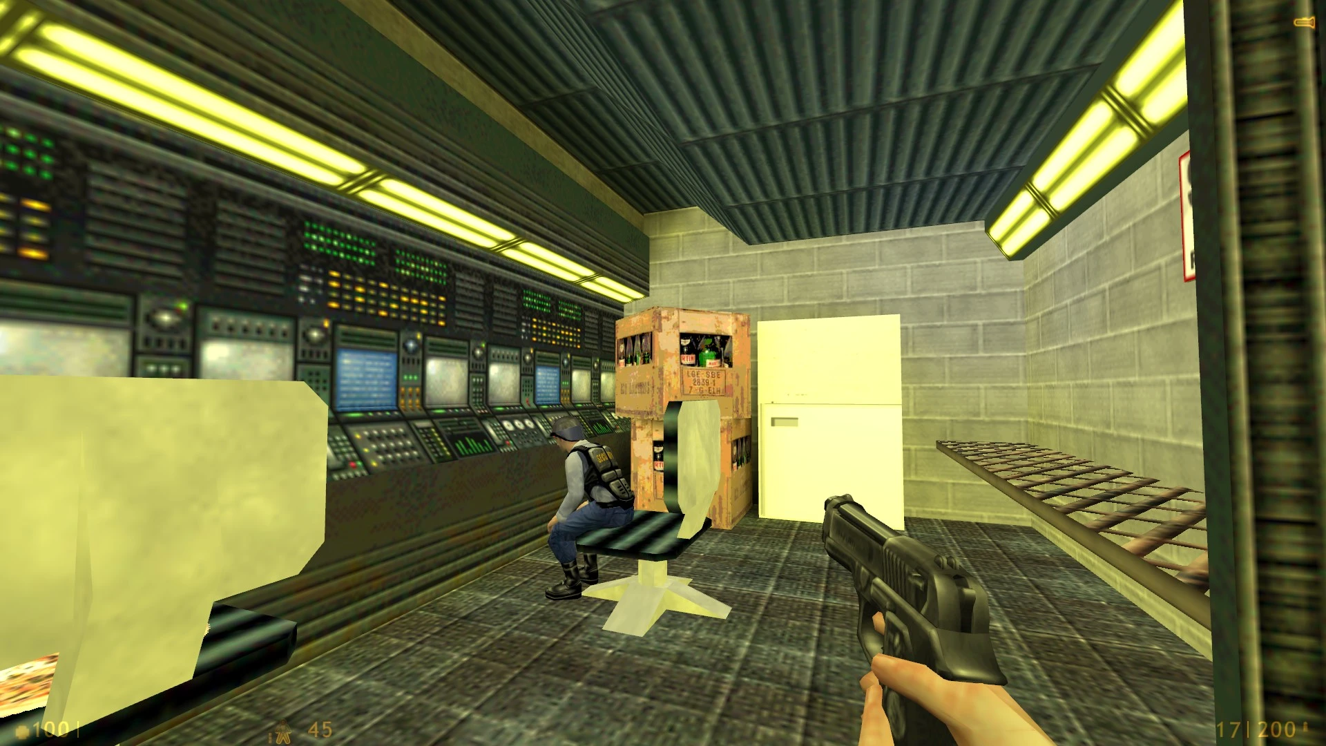 Vista en primera persona del mod Shift-Two en Half-Life mostrando una pistola apuntando dentro de una sala de control con un guardia sentado