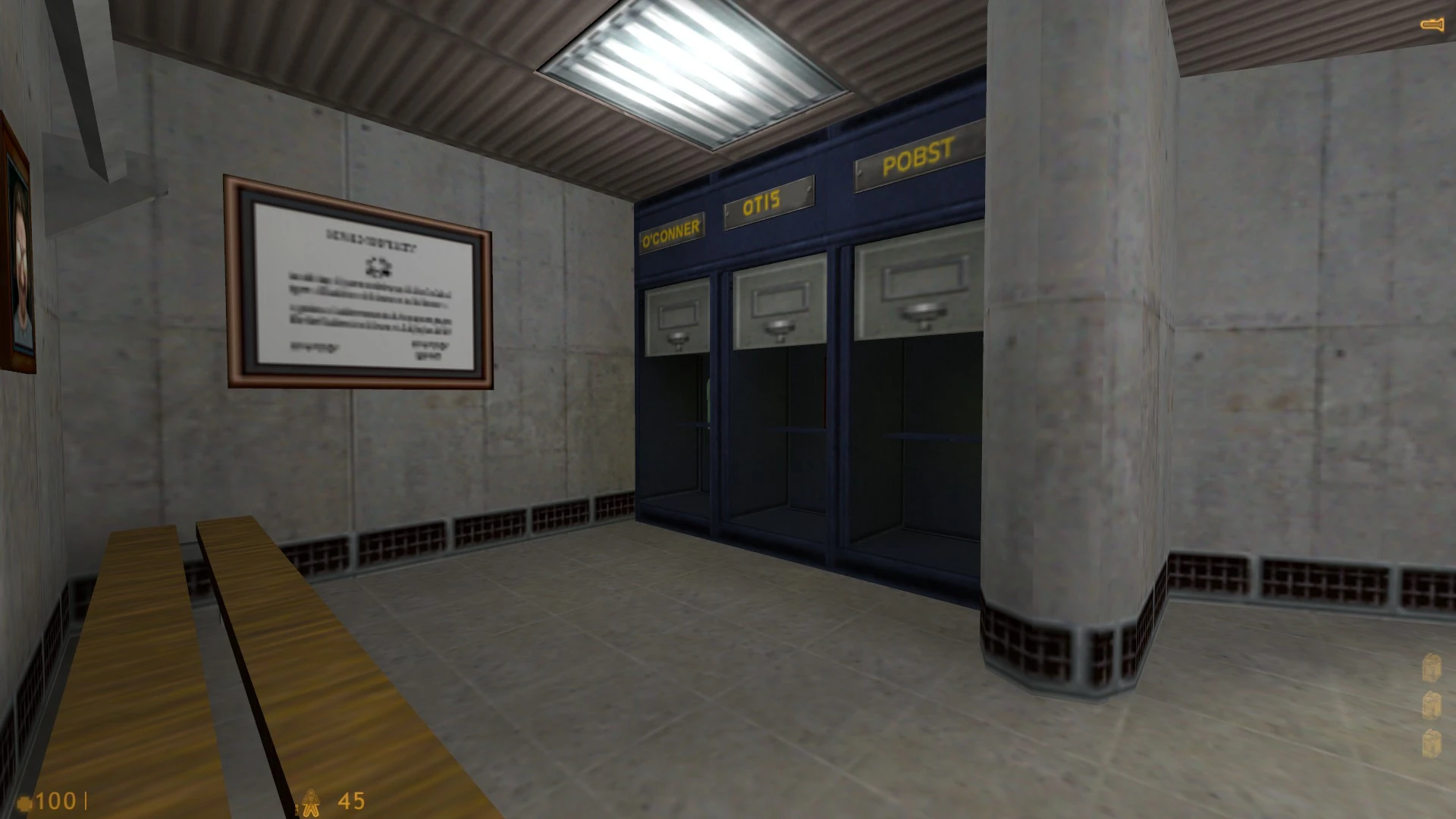 Vista interior del vestuario en el mod Half-Life Shift-Two con bancos de madera y taquillas azules con nombres