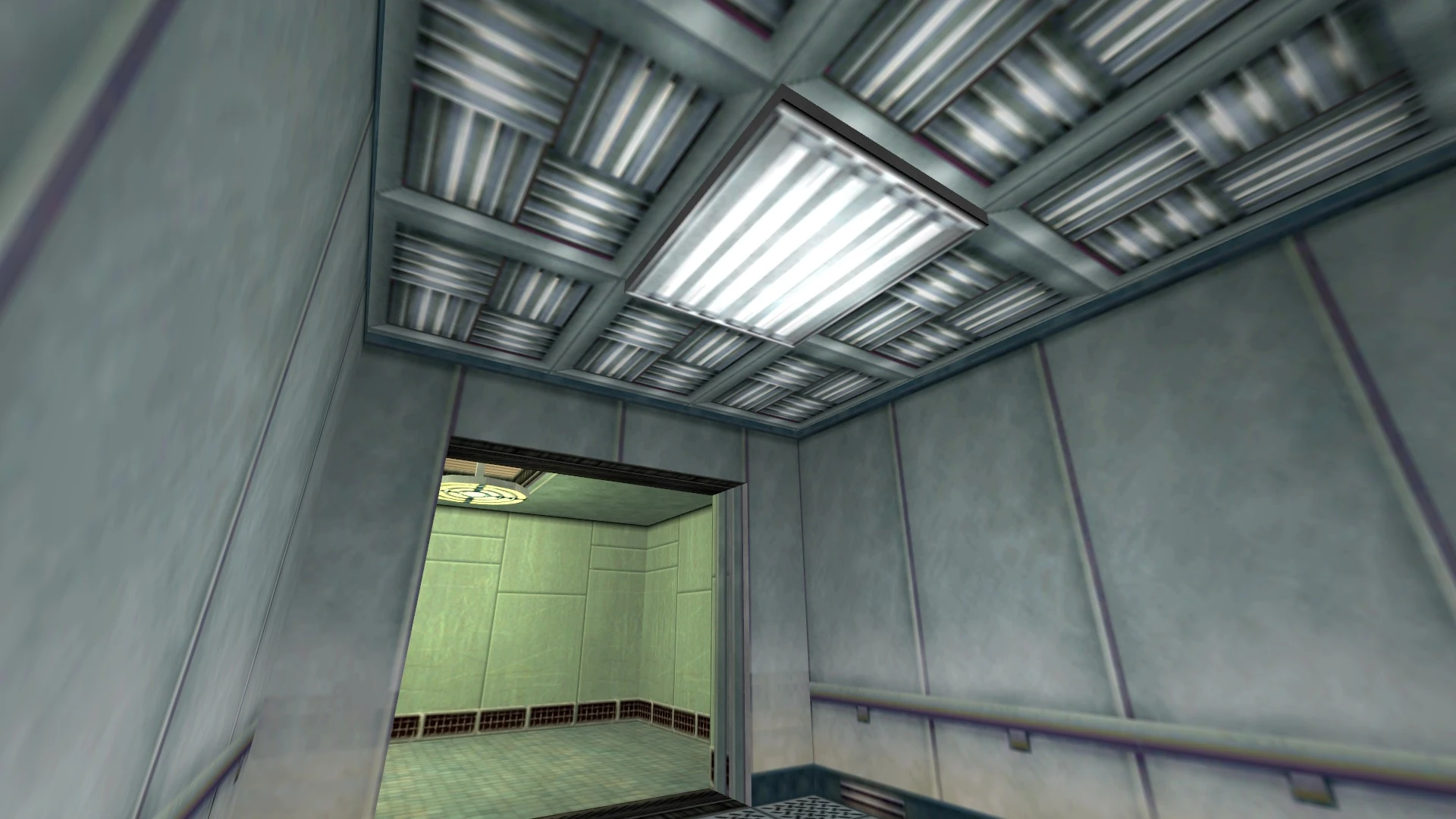 Vista de un pasillo metálico iluminado con fluorescentes con una puerta que conduce a una habitación verdosa en el mod Shift-Two de Half-Life