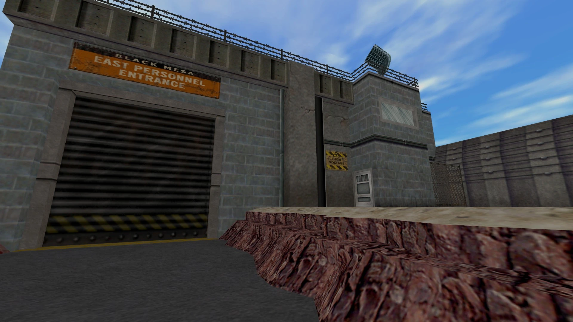 Captura de pantalla de un edificio de concreto con cartel de entrada para personal East Black Mesa en mod Half-Life Shift-Two
