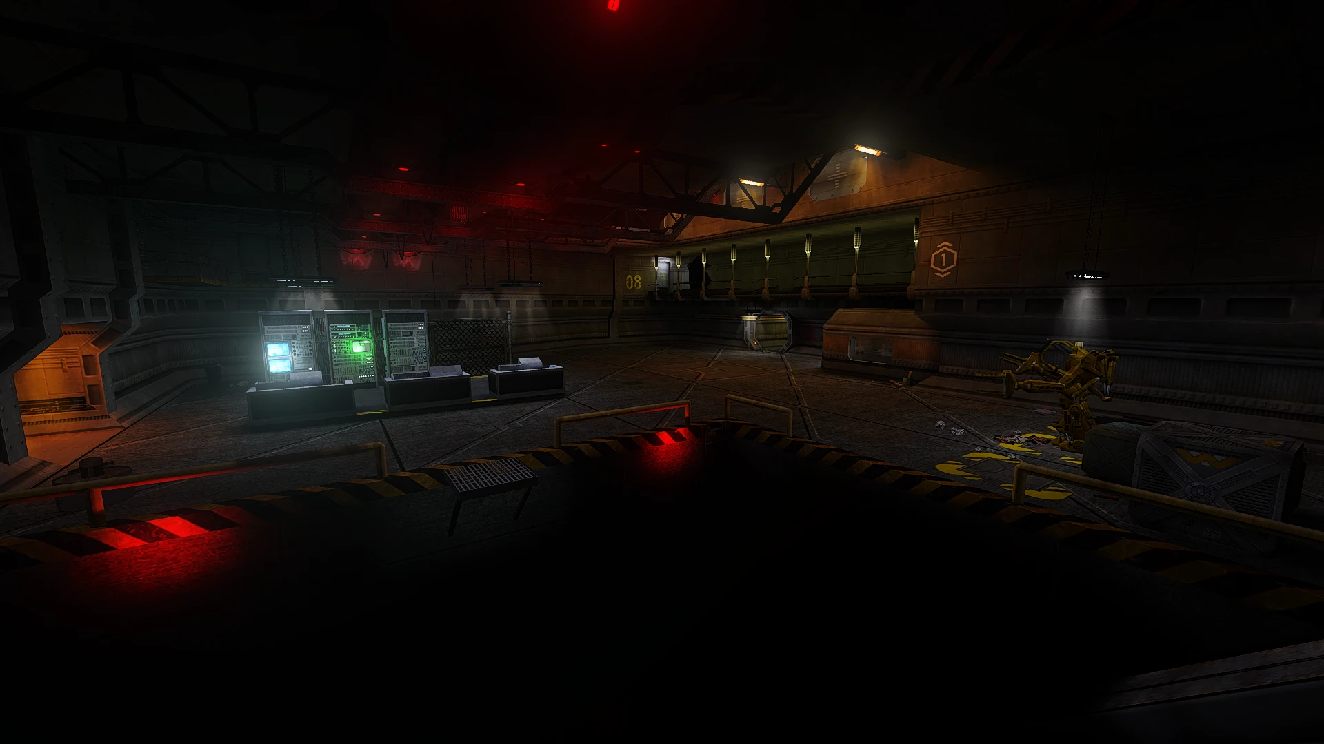 Schwach beleuchteter industrieller Kontrollraum mit Computerpulten und Maschinen im Half-Life Solitary Echoes Mod
