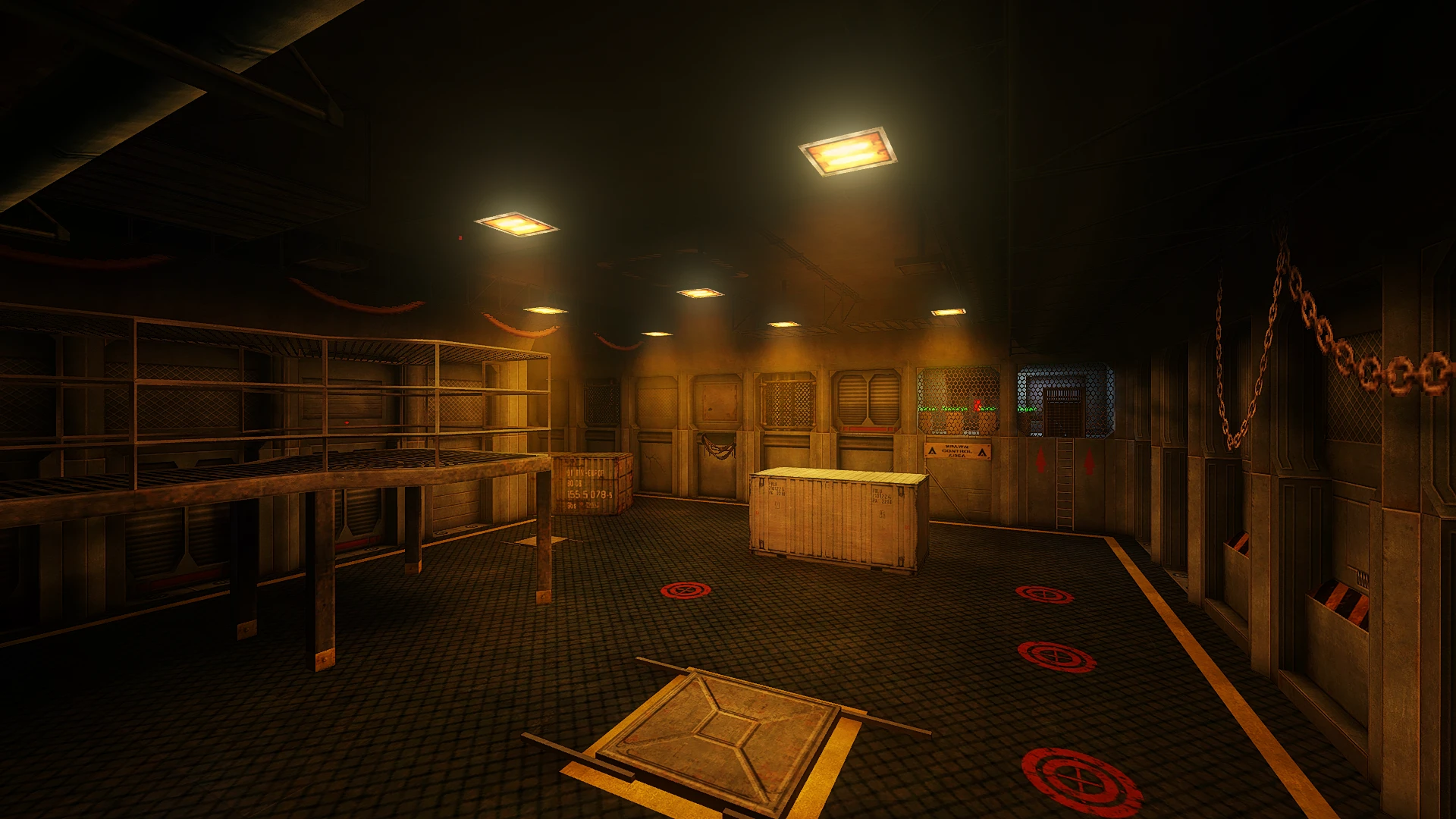 Schwach beleuchteter industrieller Lagerraum mit Kisten, Metallgeländern und roten kreisförmigen Bodenmarkierungen aus dem Half-Life-Mod Solitary Echoes
