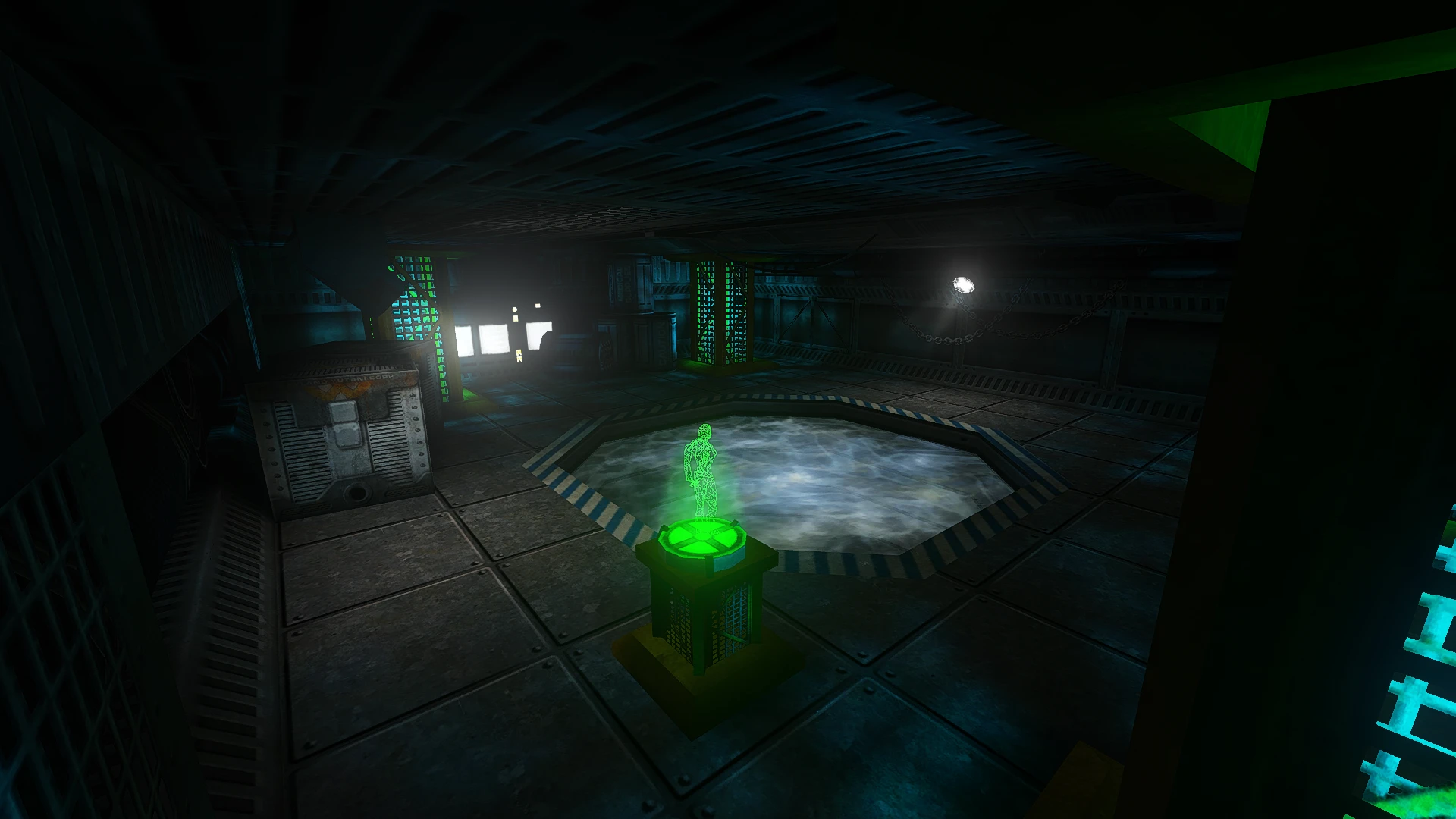 Innenraum einer schwach beleuchteten Sci-Fi-Basis mit grünem Hologramm und industriellen Details im Mod Solitary Echoes
