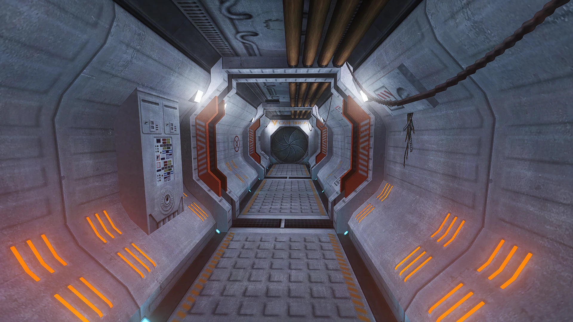Ein detaillierter Industrieflur mit orangefarbenen Lichtstreifen und einer verschlossenen runden Tür am Ende im Half-Life Solitary Echoes Mod