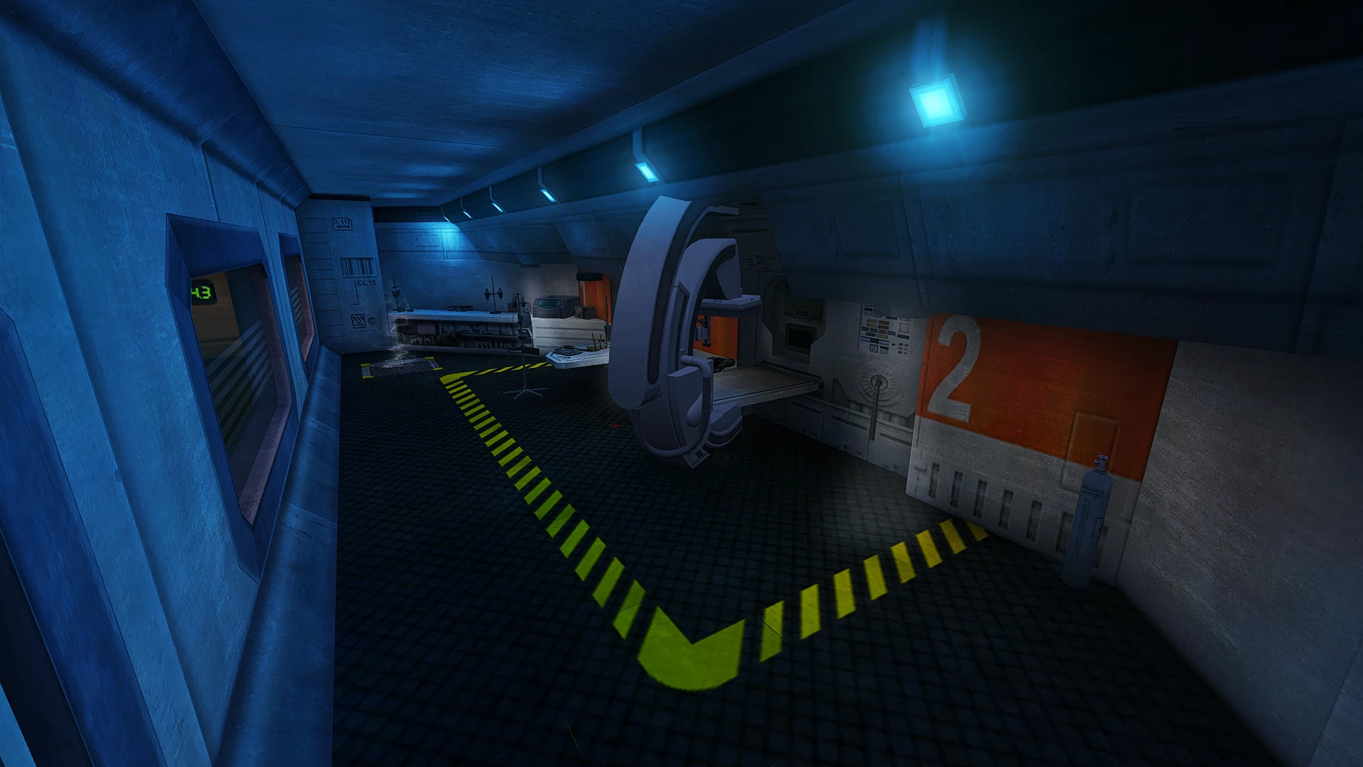 Ansicht eines schwach beleuchteten medizinischen Bereichs mit Ausrüstung und großem Scanner im Half-Life Mod Solitary Echoes