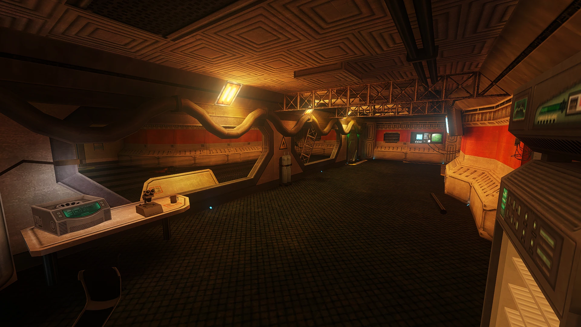 Innenansicht eines Sci-Fi-Korridors mit warmem Licht, Computerpulten und Kontrollgeräten im Half-Life-Mod Solitary Echoes