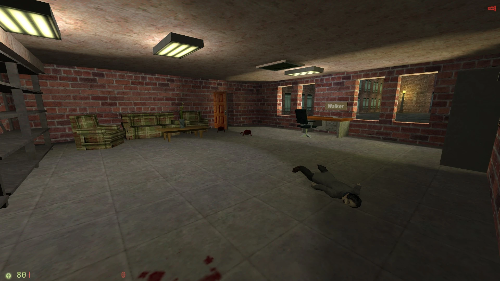 Innenansicht eines Ziegelzimmer mit beschädigten Möbeln und einer gefallenen Figur auf dem Boden im Half-Life Mod Survive in Catacombs