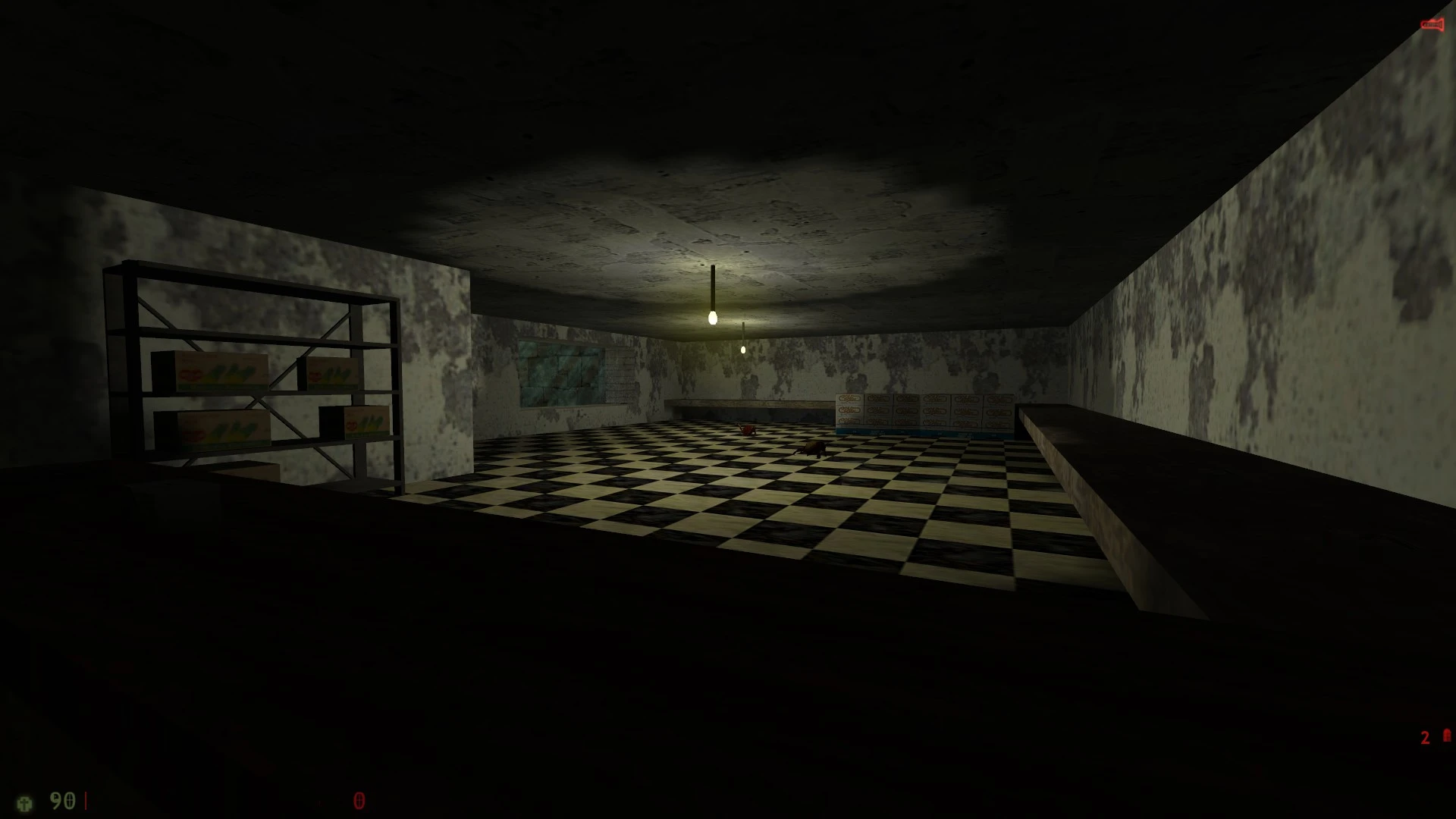 Schwach beleuchteter Katakombenraum mit Schachbrettboden, Metallregalen, Kartons und rissigen Wänden im Half-Life Mod