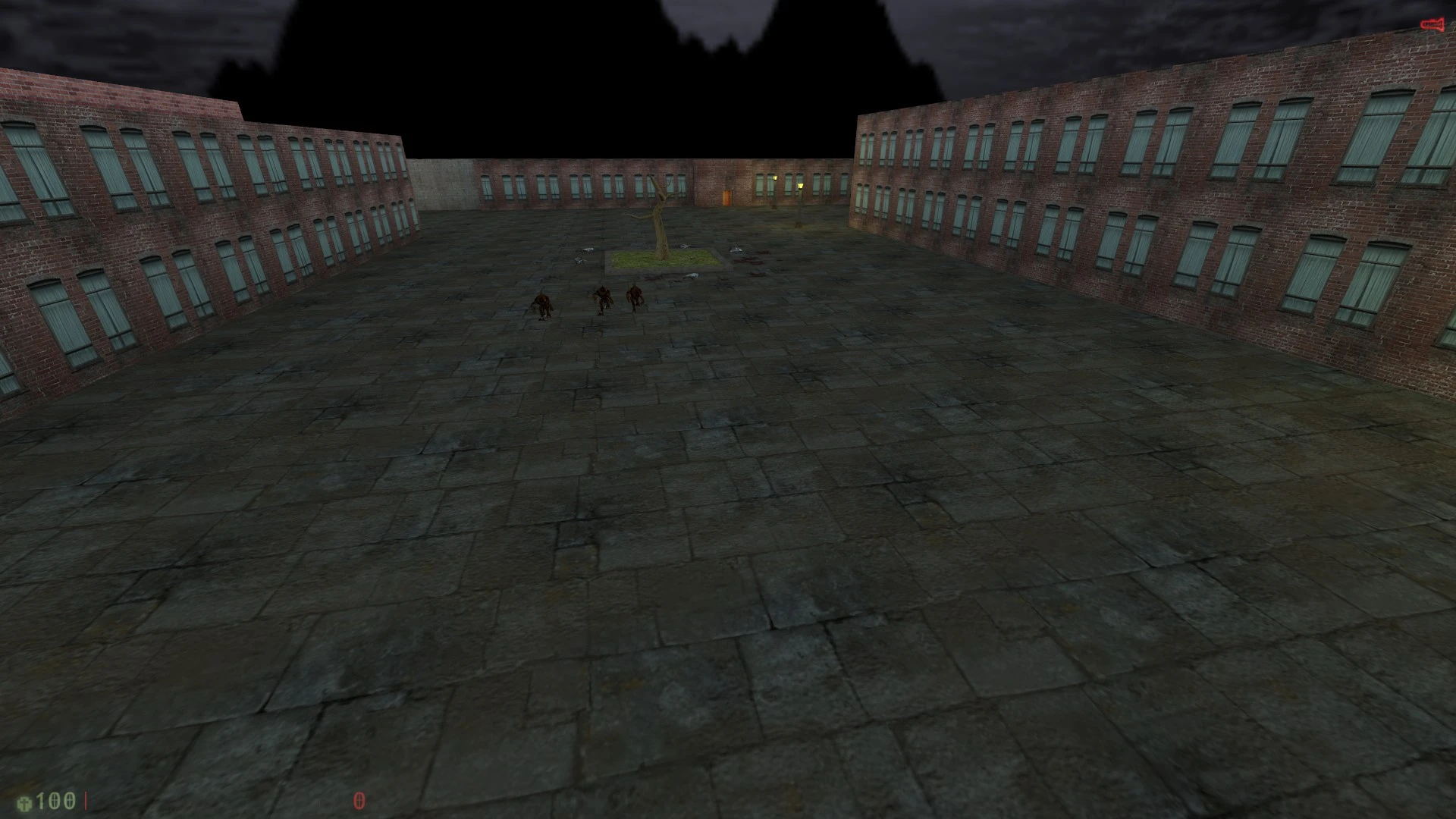 Screenshot eines offenen steinernen Innenhofs bei Nacht mit Backsteingebäuden und kleinen Kreaturen im Half-Life Mod Survive in Catacombs