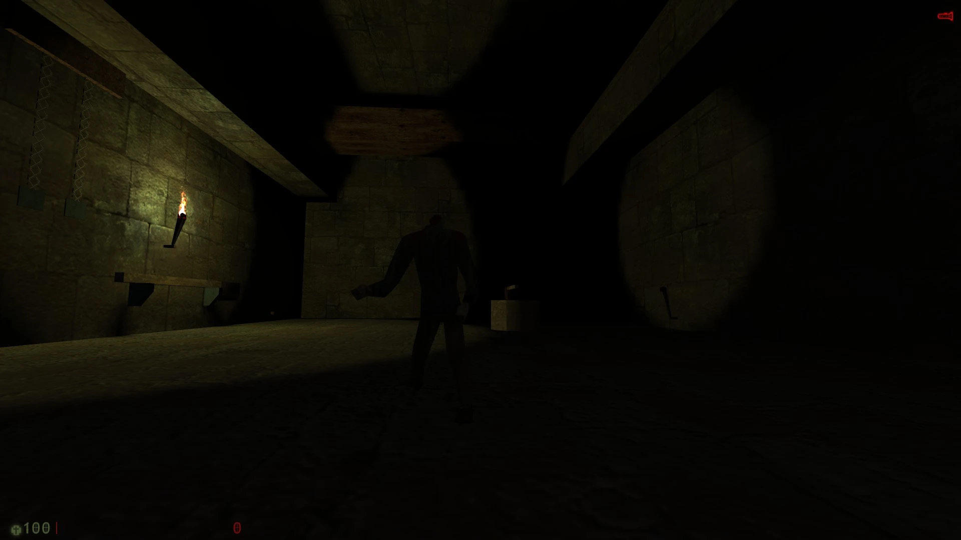 Dunkles Stein-Katakomben-Interieur mit schattenhafter Figur und flammenerleuchteten Wänden im Half-Life 1998 Mod