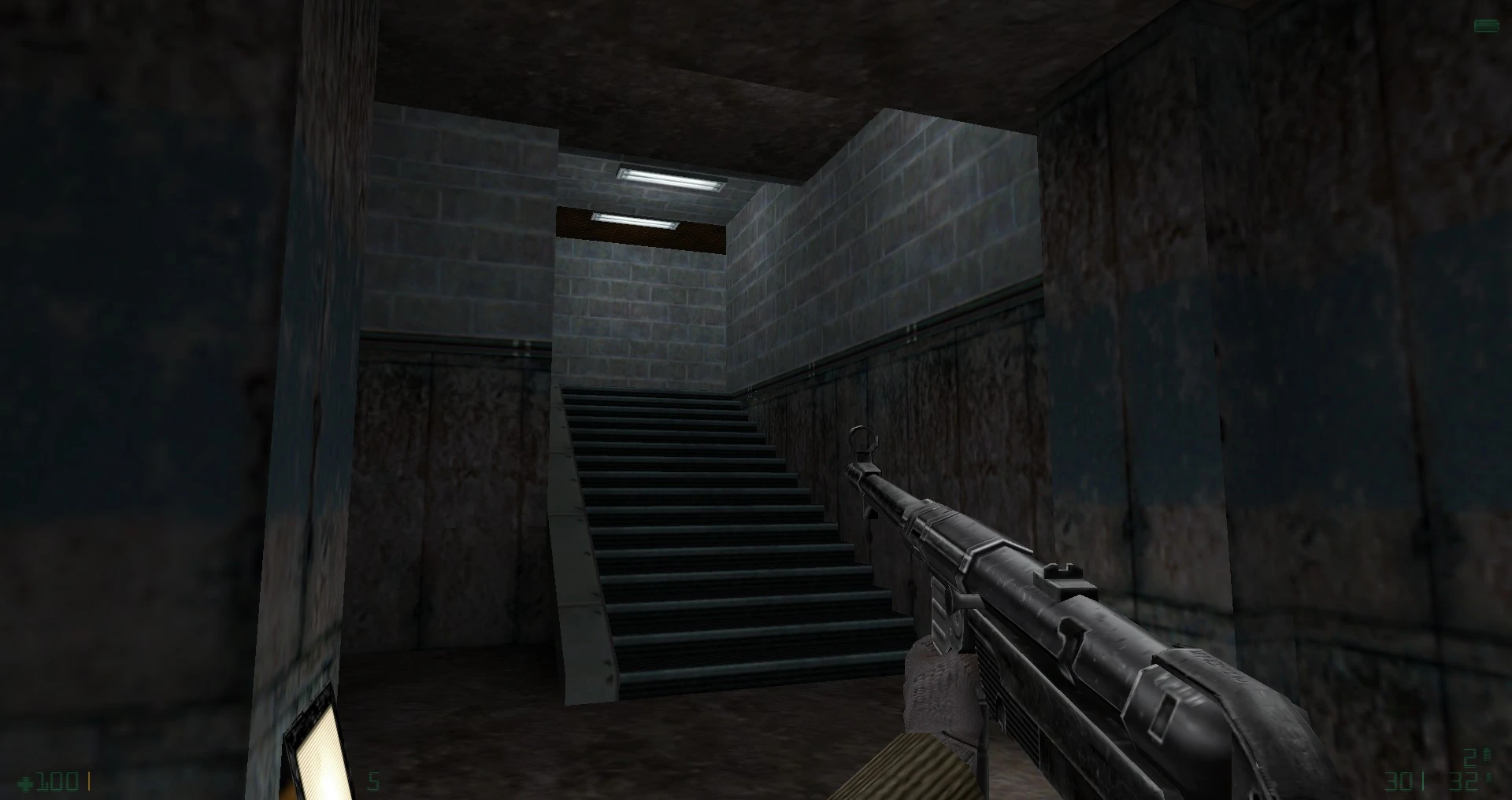 Ego-Perspektive im Half-Life-Mod mit einer Pistole in einem dunklen Betonkorridor und Treppe voraus