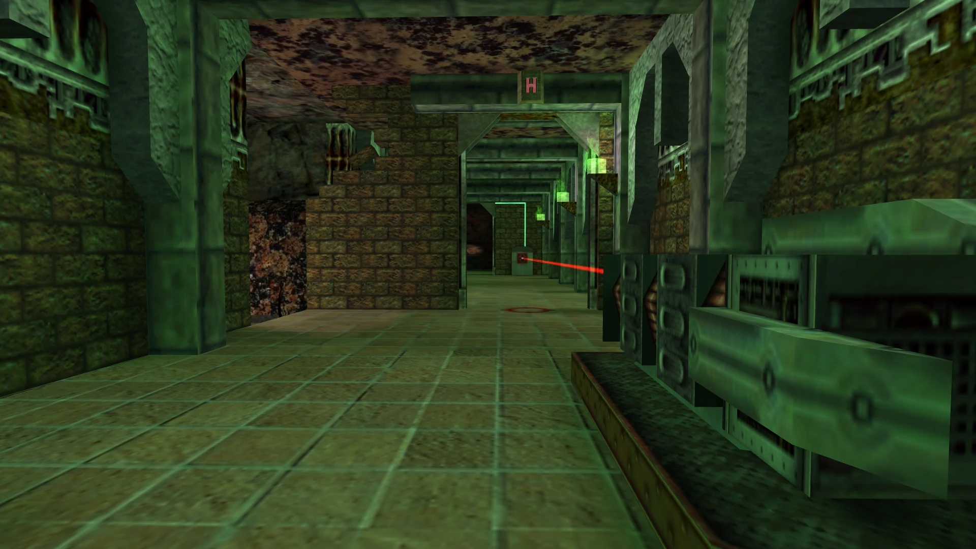 Widok zielonkawego korytarza z aktywowaną pułapką laserową w modzie Half-Life The Trap
