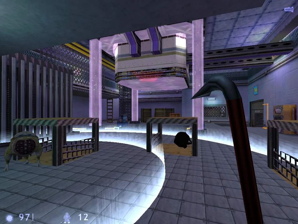 Gameplay Half-Life pokazujący łom w ręku gracza w przemysłowym obiekcie z świecącą okrągłą pułapką i obcym w pobliżu