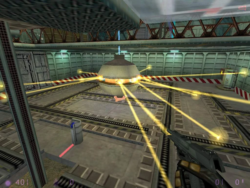 Gracz celujący z broni wewnątrz pokoju moda Half-Life 1998 z dużą kulistą pułapką laserową wysyłającą wiele żółtych wiązek