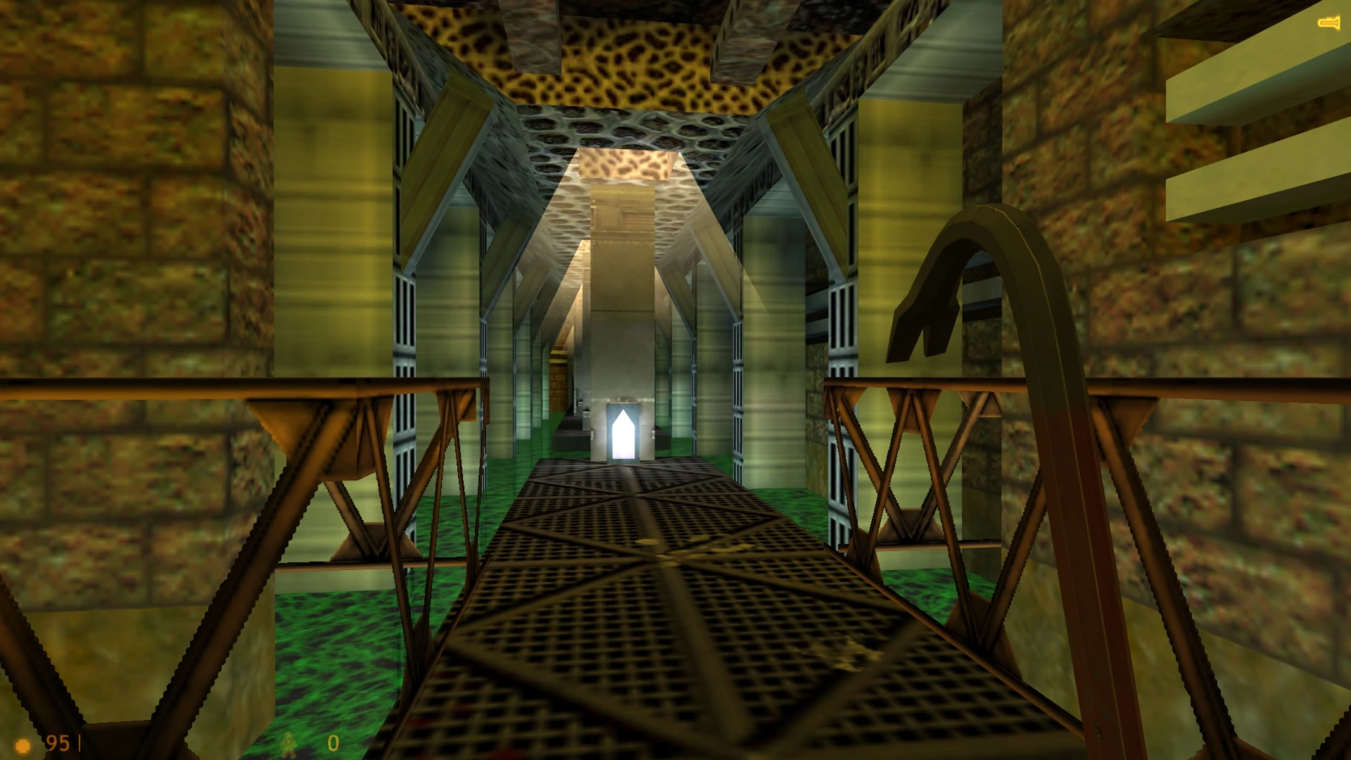 Widok z pierwszej osoby na metalowy most nad trującą zieloną wodą w wąskim tunelu w modzie Half-Life The Trap