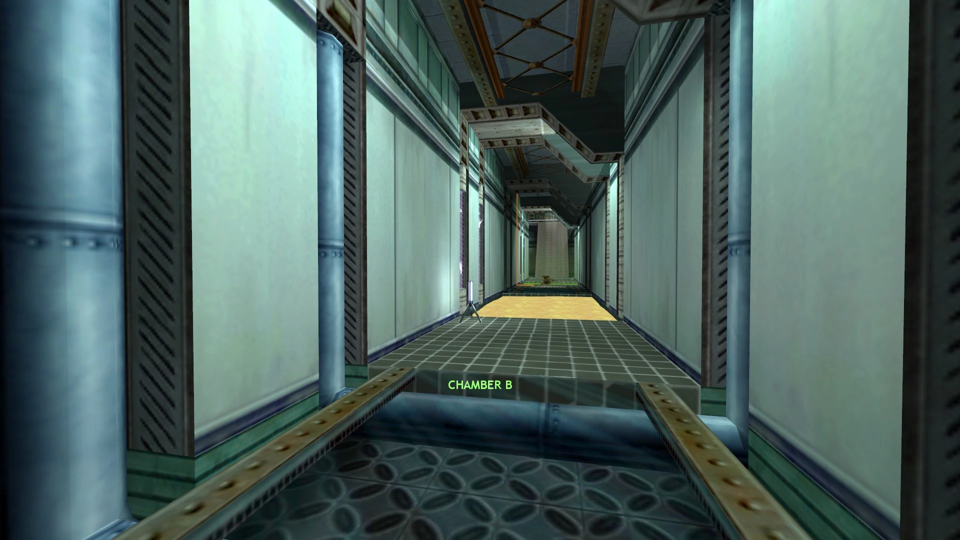 Długi przemysłowy korytarz z szarymi i żółtymi podłogami oraz metalowymi rurami w modzie Half-Life 1998 The Trap