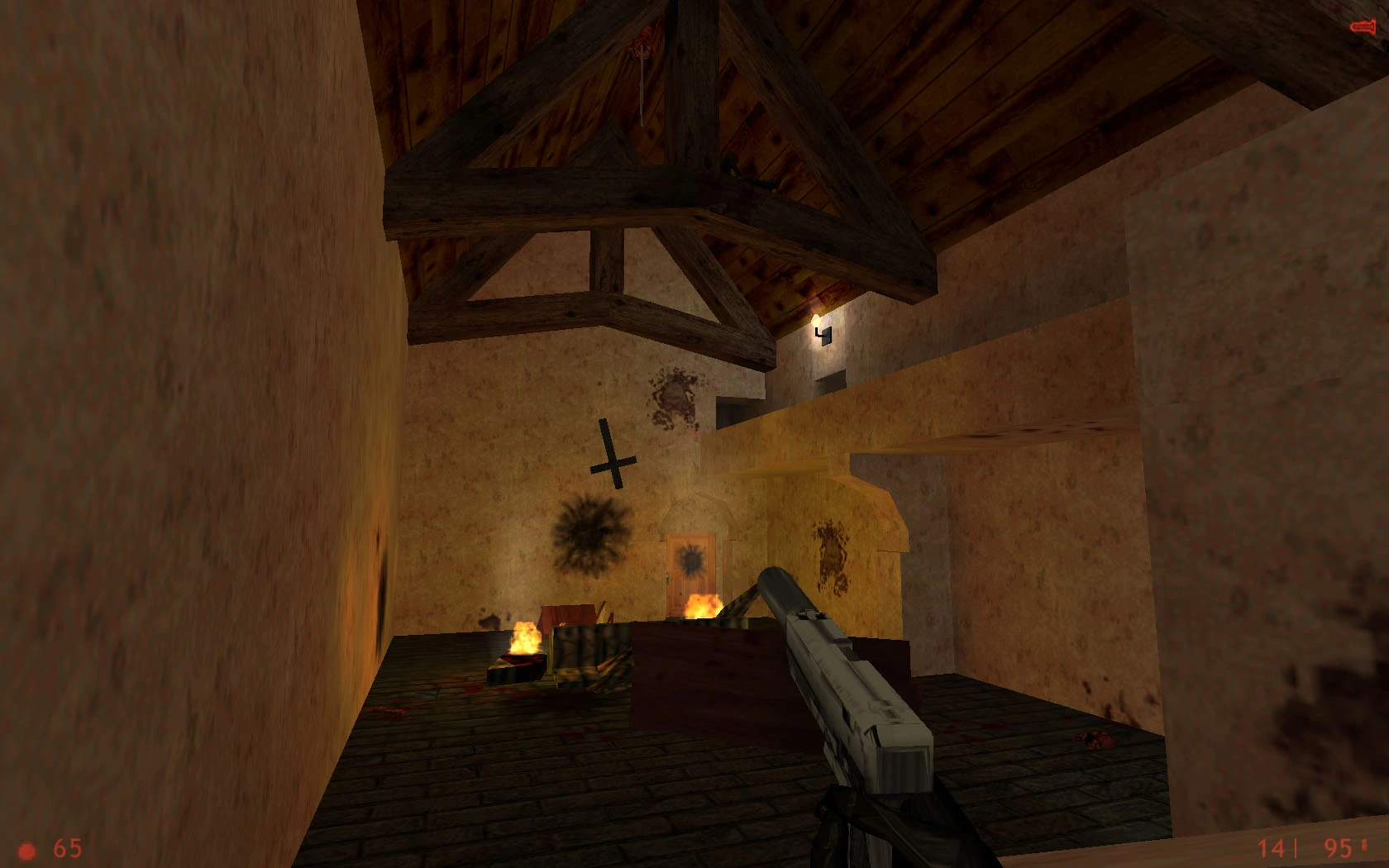 Jugador con una pistola en una habitación de madera con poca luz, con agujeros de bala y fuego en el suelo en They Hunger Trilogy