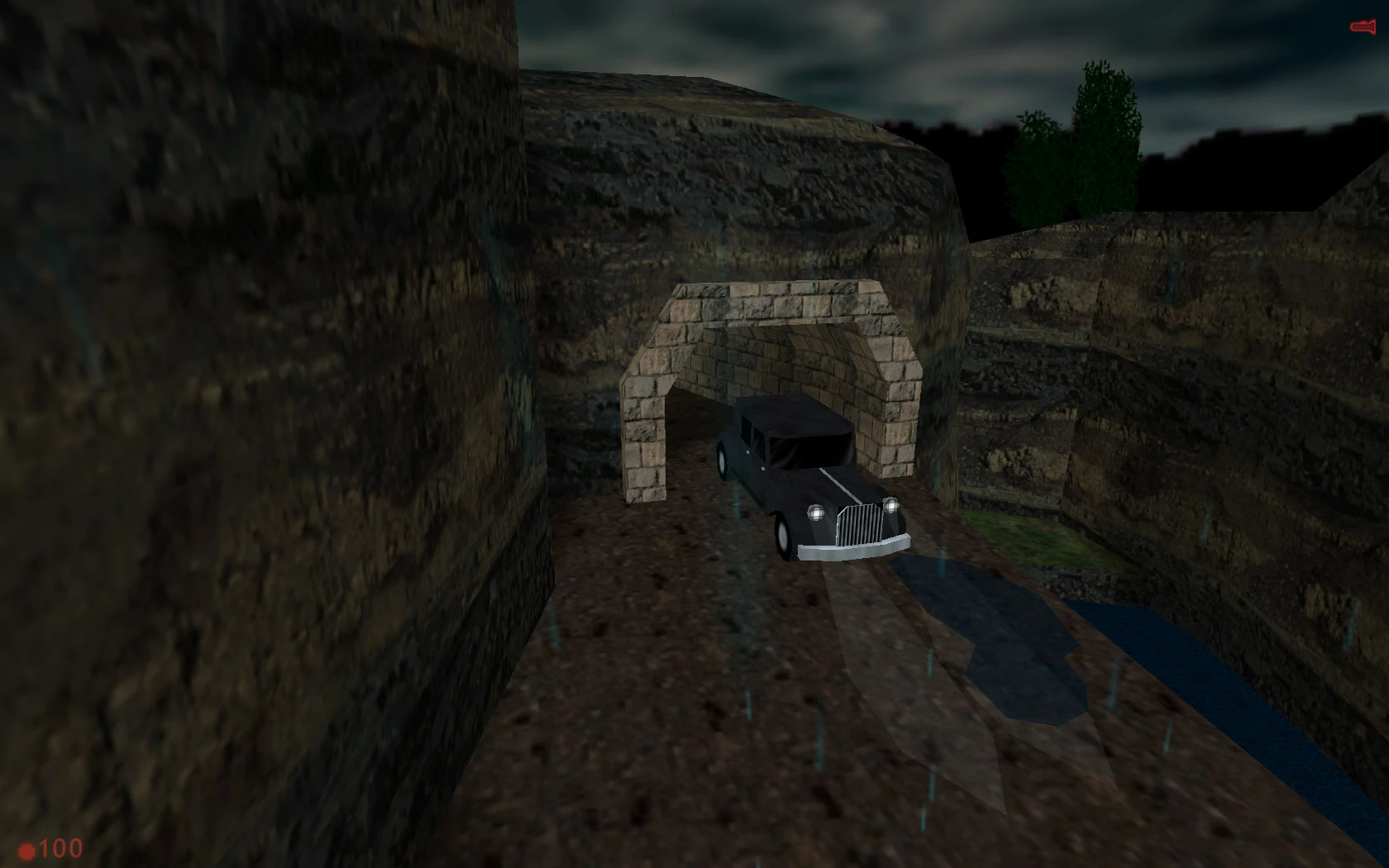 Vista del juego de un coche negro vintage aparcado dentro de un túnel de piedra rodeado de rocas y lluvia