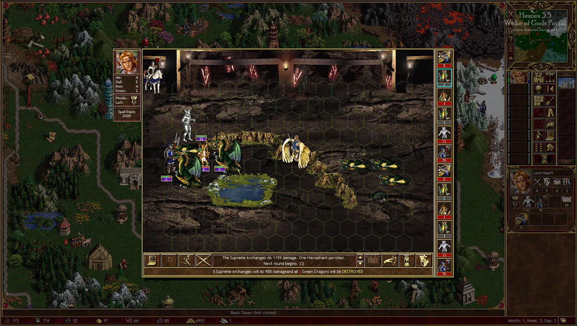 Скриншот тактической битвы в Heroes of Might and Magic III с атаками Верховных Архангелов на зелёных драконов, показатели юнитов и местность