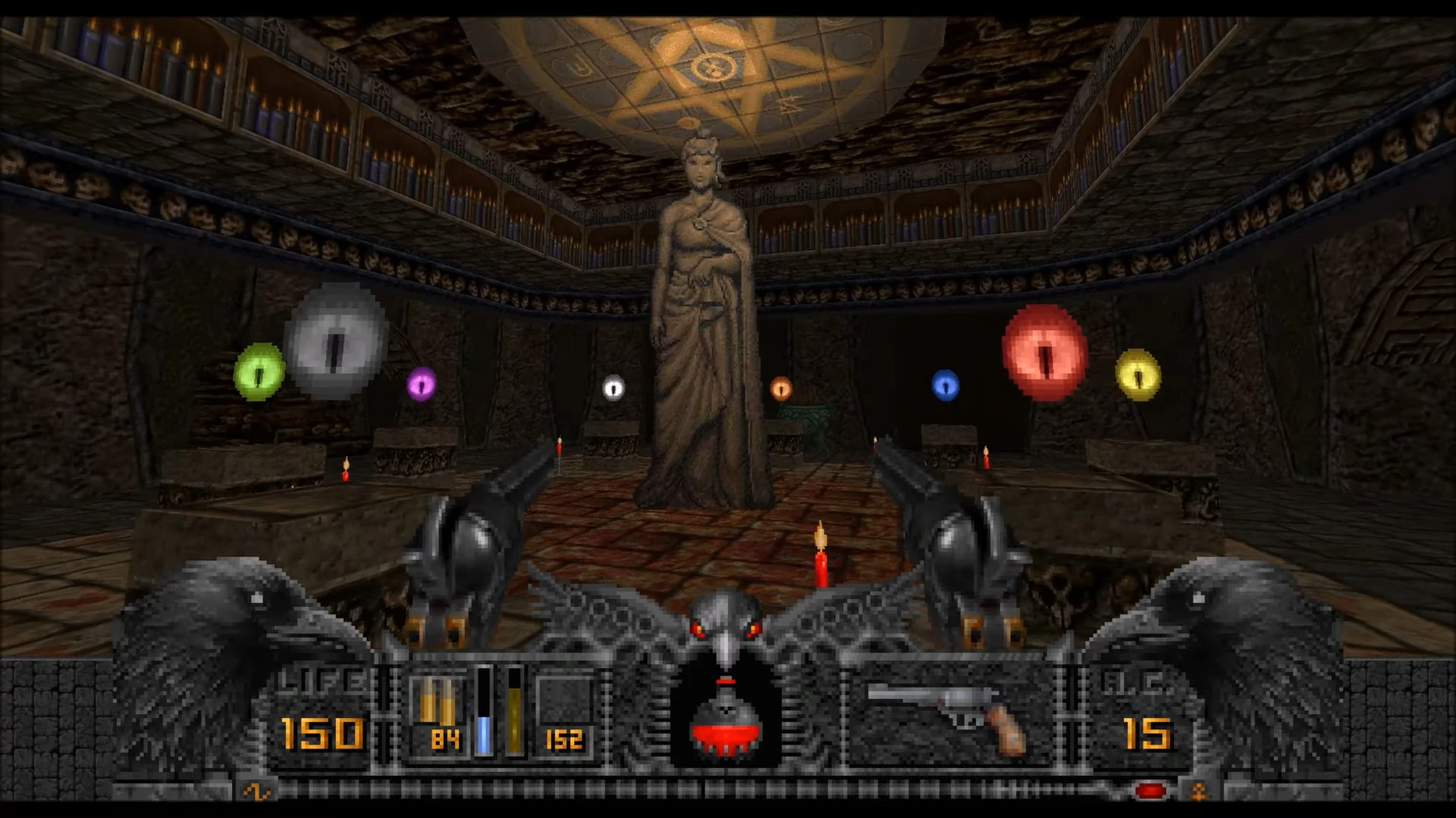 Erste-Person-Perspektive mit zwei Pistolen, die auf eine große Statue und schwebende bunte Augenorbs in einer dunklen steinernen Kammer mit Kerzen gerichtet sind