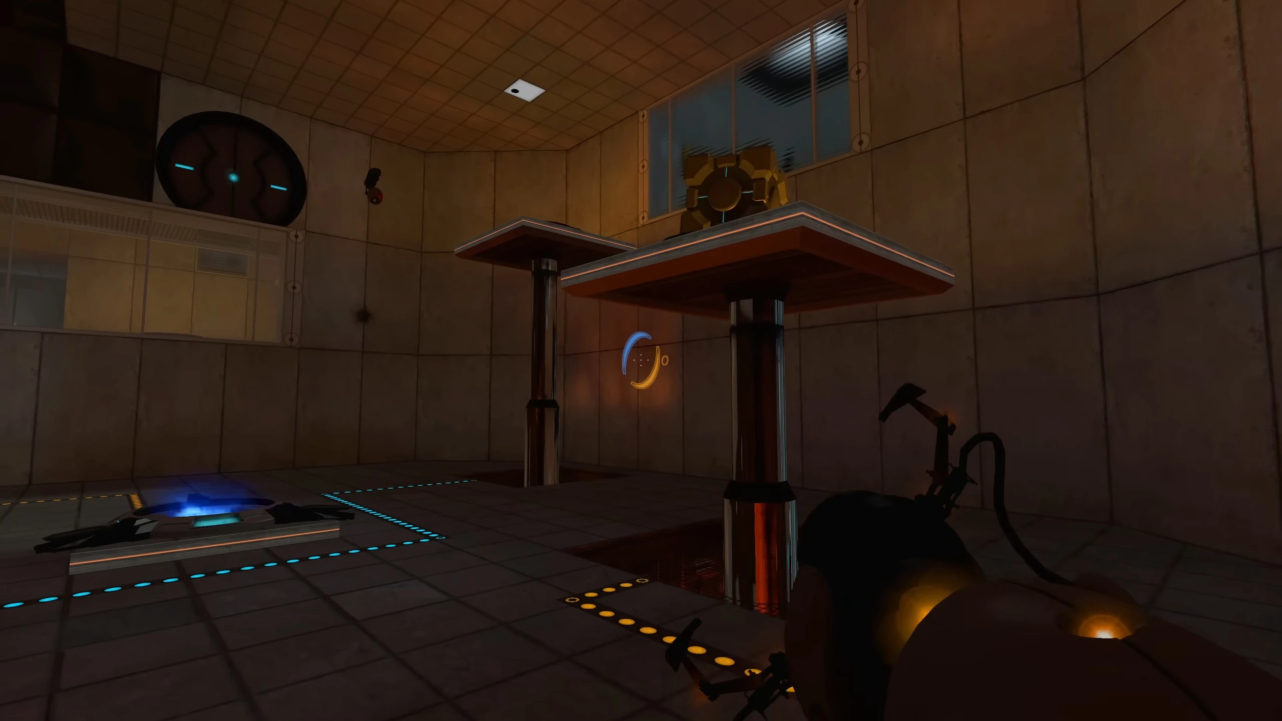 Vista en juego que muestra cubo compañera en plataforma elevada con portales azul y naranja en la pared en el mod ERROR de Portal