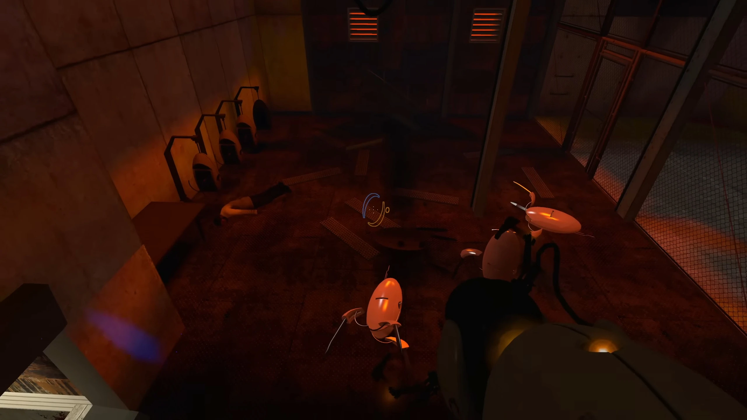 Sala industrial con poca luz en mod Portal 2007 ERROR con torretas y persona tirada en el suelo