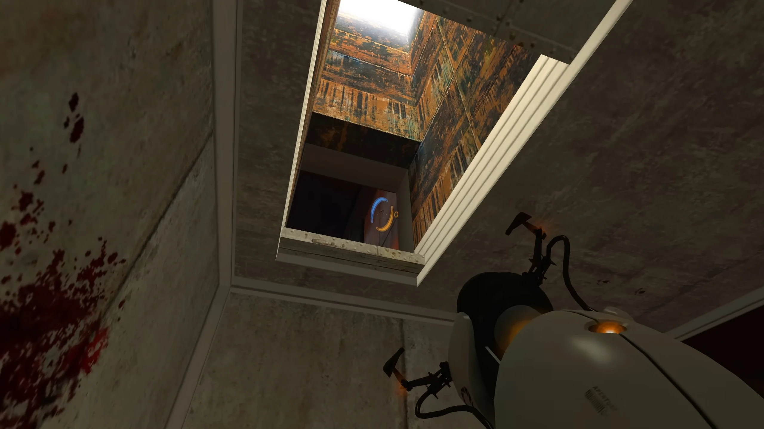 Vista en primera persona mirando hacia arriba a través de un pozo oxidado con la pistola Portal visible en el mod ERROR de Portal 2007
