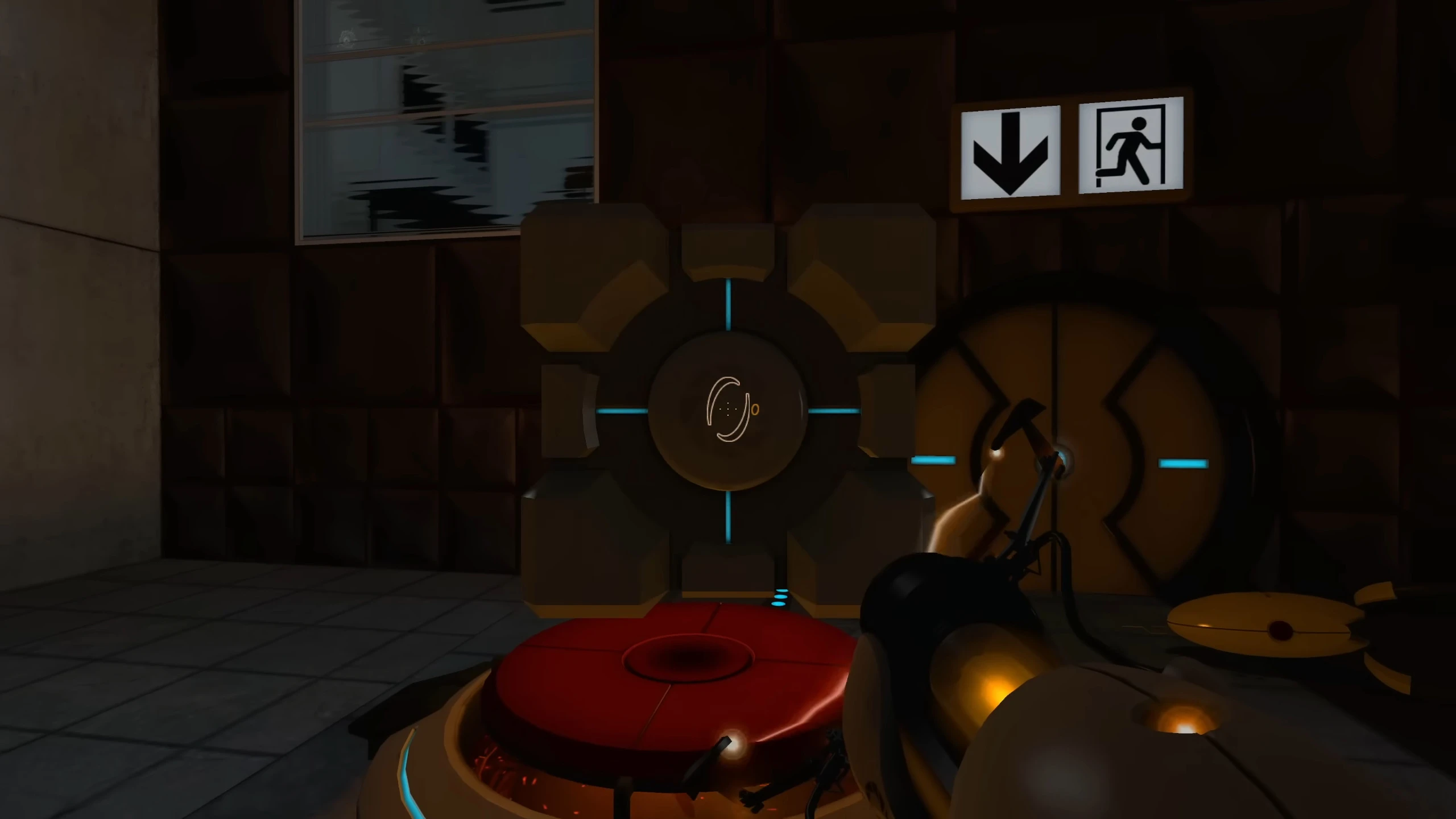 En el mod ERROR de Portal, un cubo compañero está frente a una puerta con señales de salida arriba, sostenido por el jugador