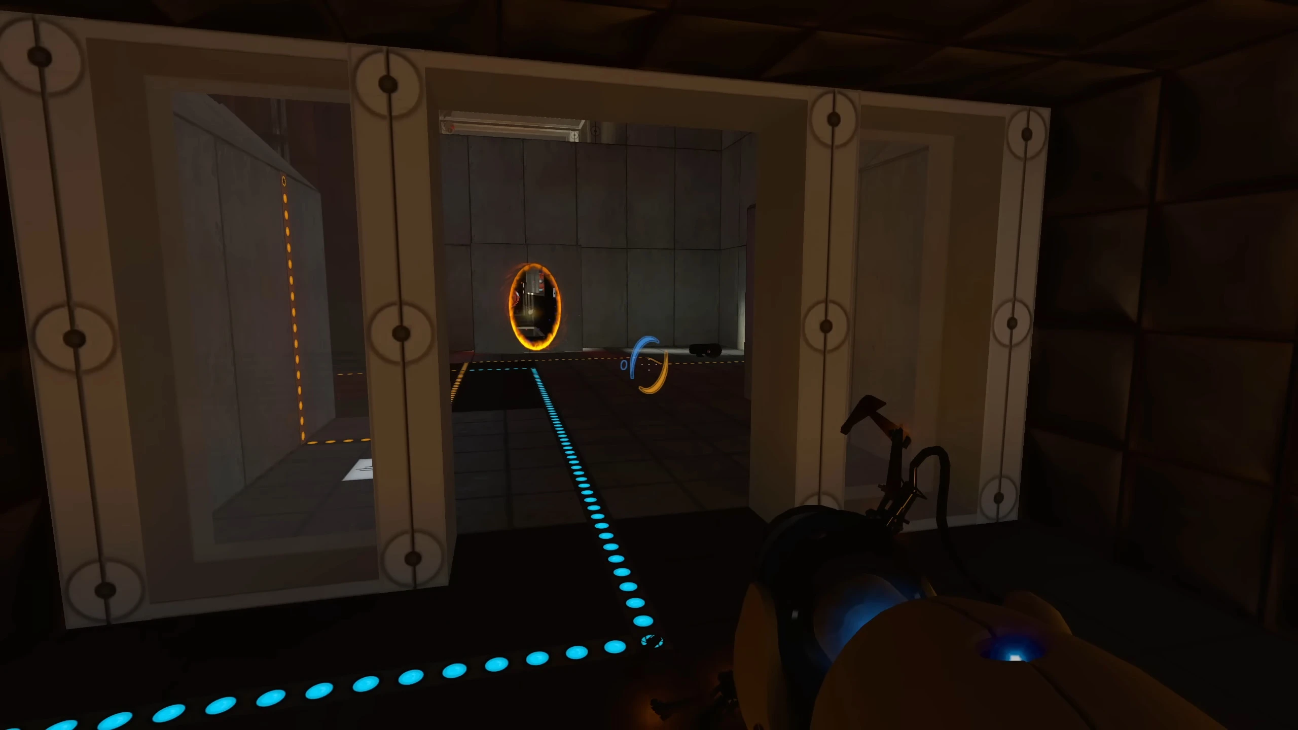 Vista en primera persona dentro de una cámara de prueba de Portal con luces de ruta azules y un portal naranja activo