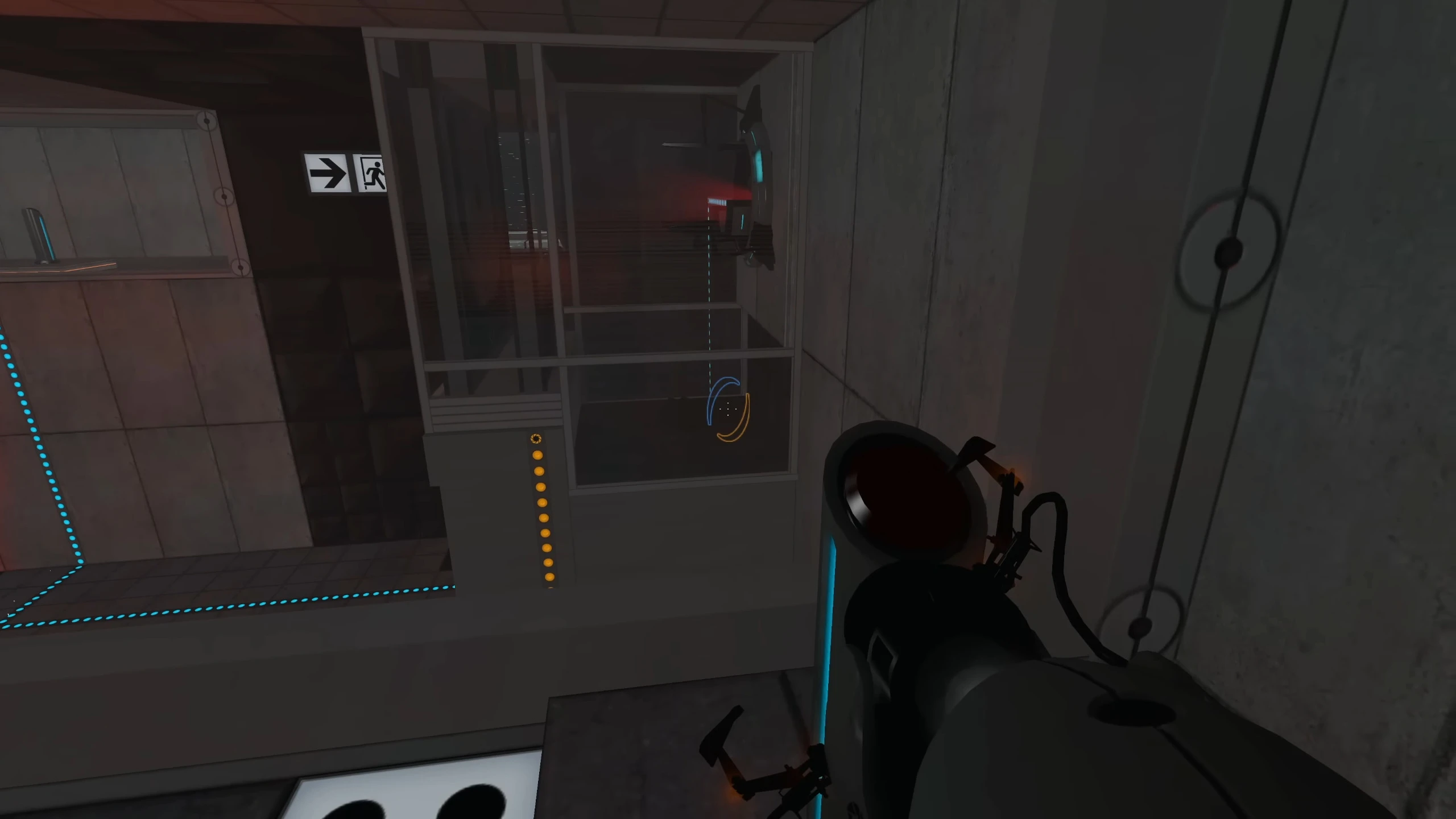 Captura de pantalla del mod Portal ERROR mostrando cámara de prueba oscura con paredes de cristal y pistola de portales