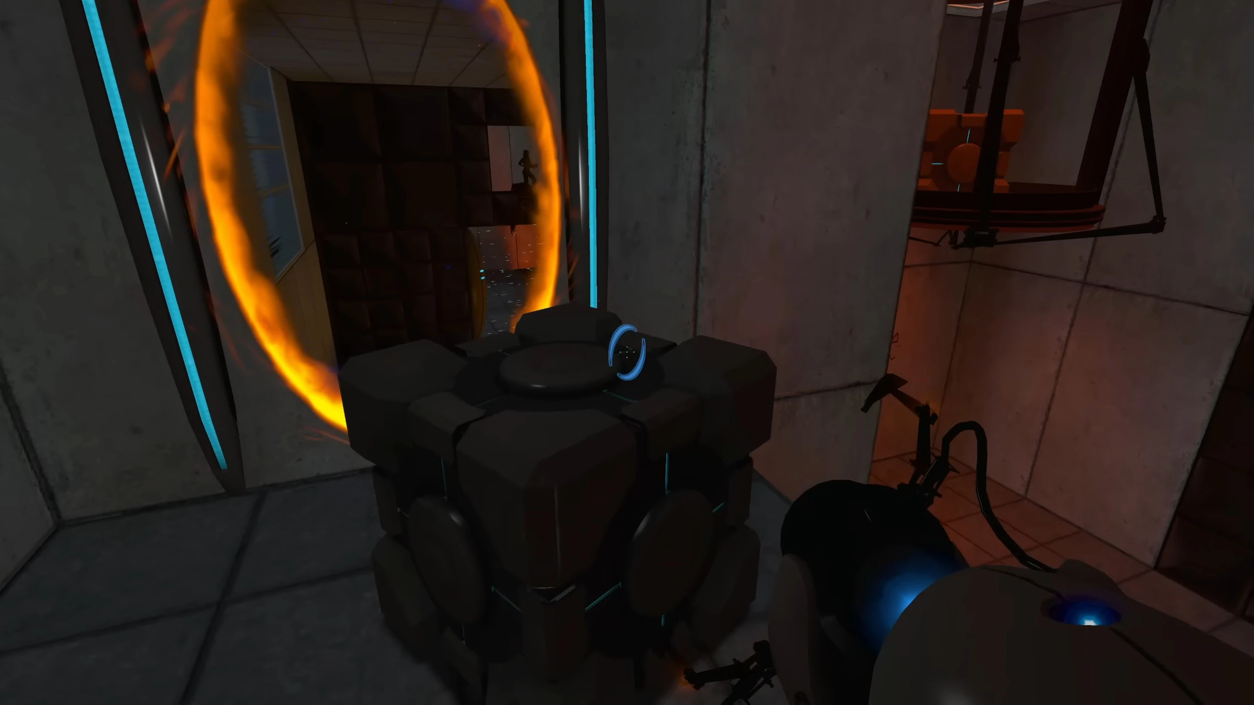 Captura de pantalla de Portal con un cubo compañero junto a un portal naranja activo en una cámara de prueba