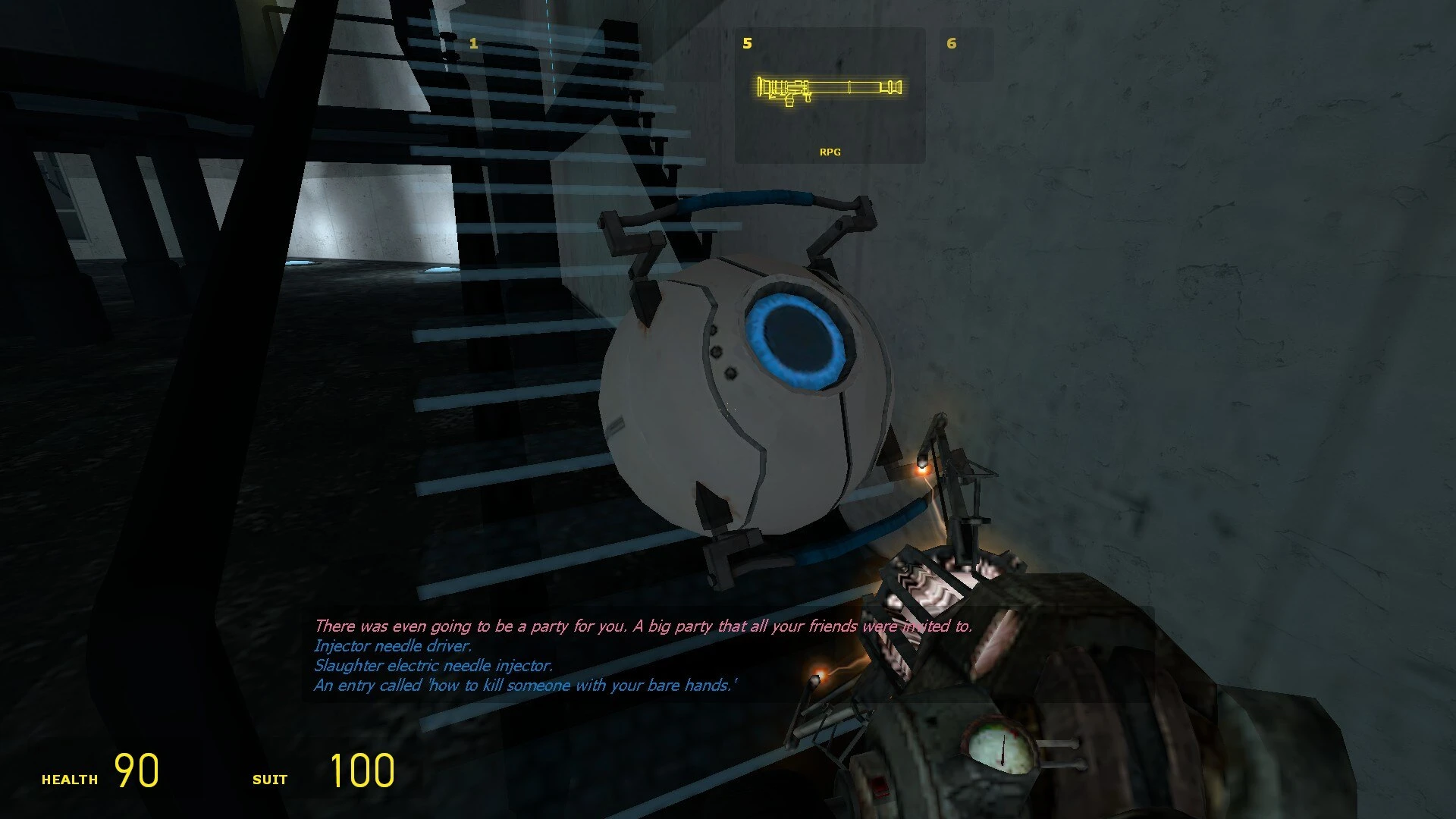 Zrzut ekranu z gry przedstawiający kulistego robota na schodach i HUD broni RPG w modzie Portal Google Translate Edition