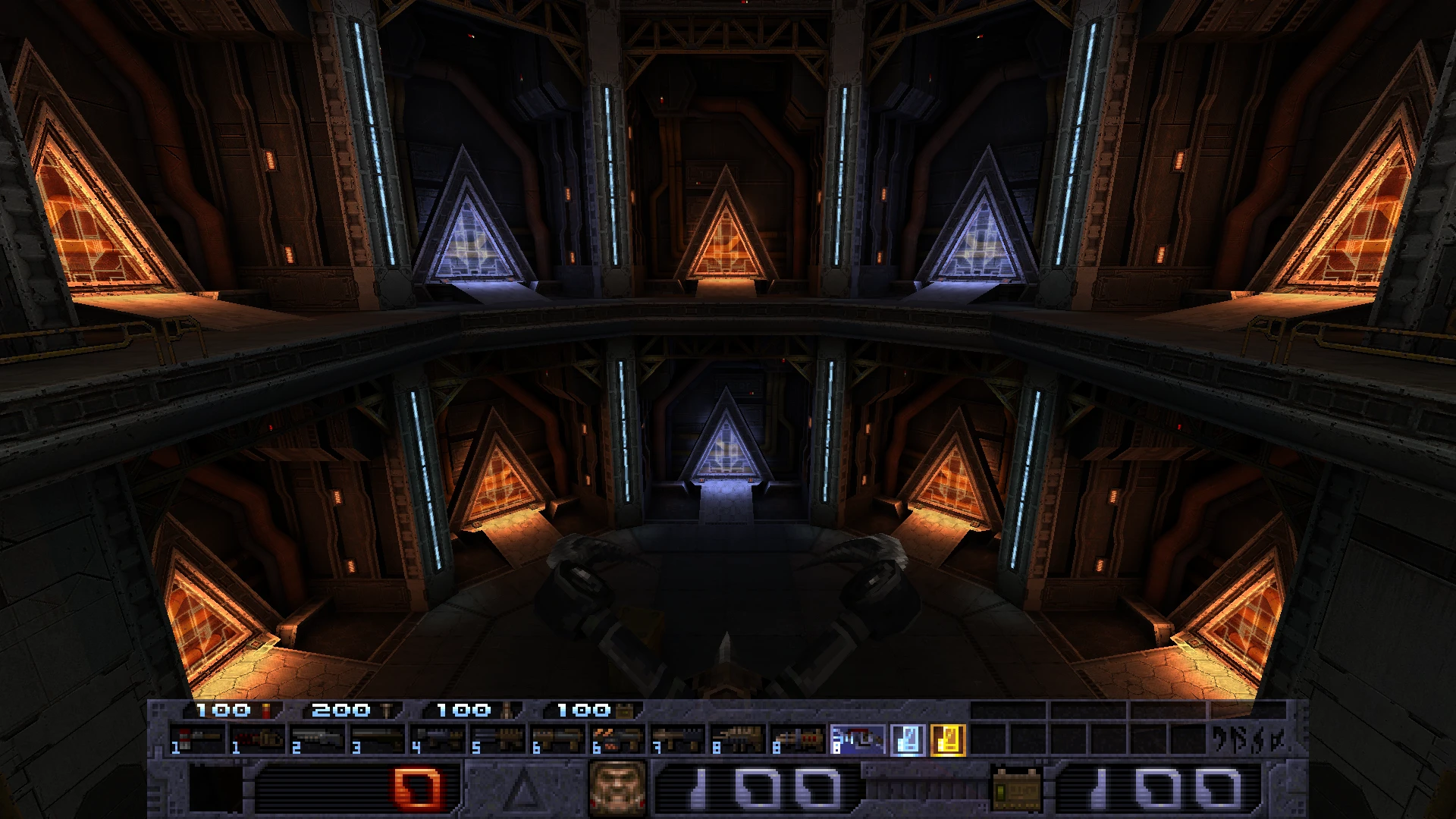 Vista del juego de una sala circular oscura con puertas triangulares iluminadas en naranja y azul en el mod Alkaline de Quake