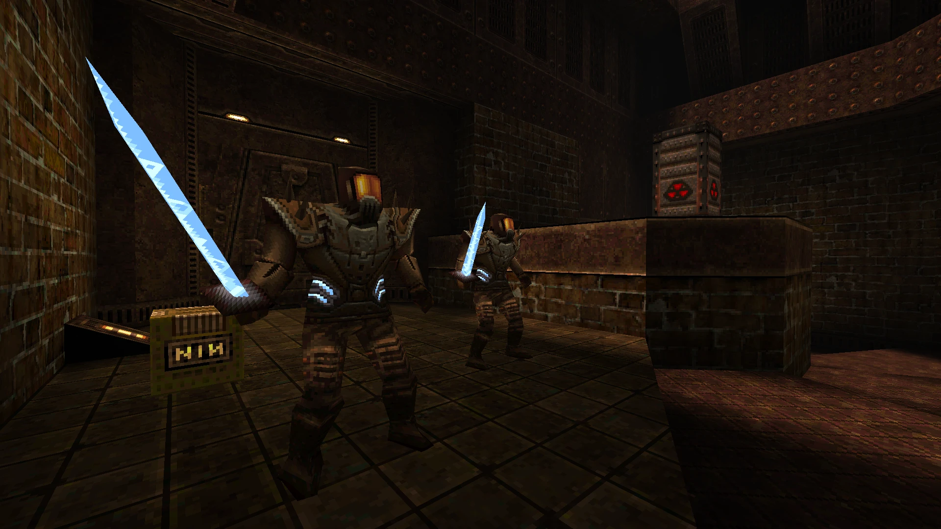 Dos enemigos blindados con espadas azules brillantes dentro de una cámara industrial oscura en el mod Alkaline de Quake 1996