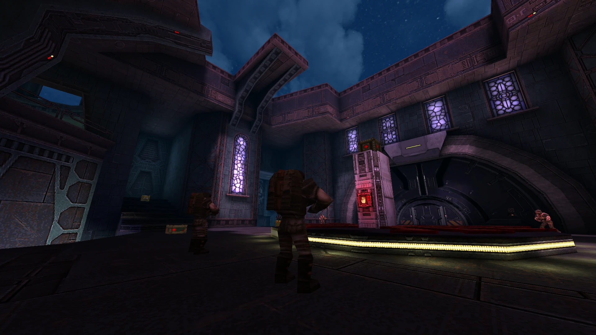 Captura de pantalla de una arena de ciencia ficción oscura del mod Quake Alkaline con personajes armados