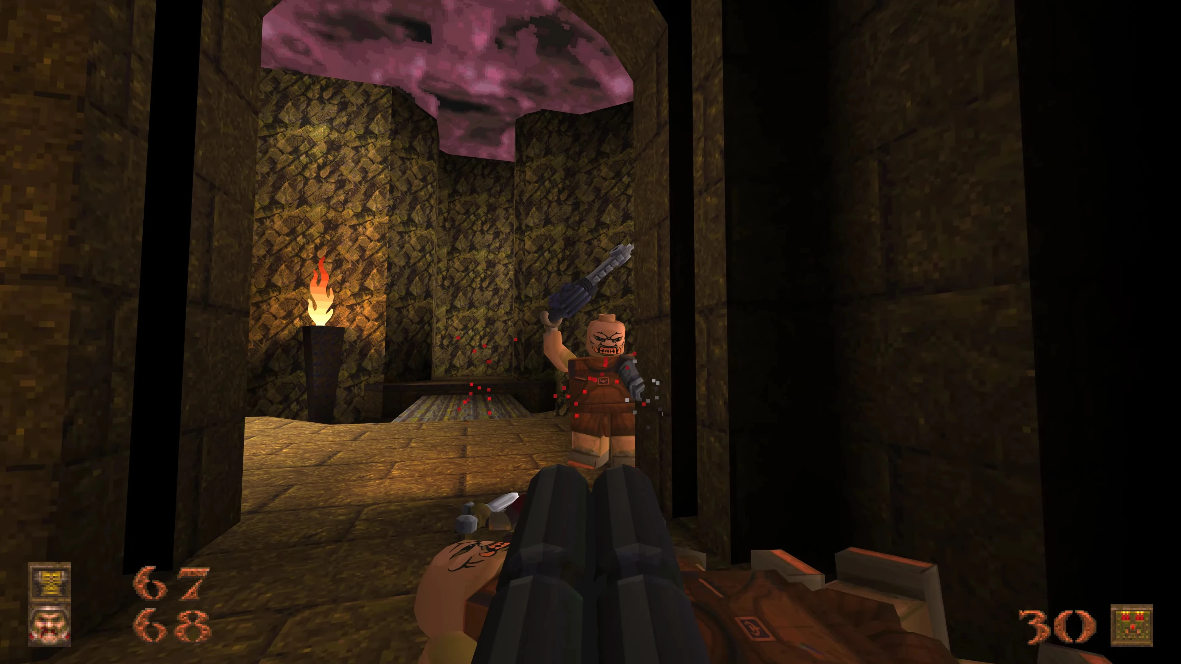 Ego-Perspektive des Quake-Mods Block Quake mit blockartigem Gegner mit Doppelrohrflinte in steinigem Dungeon