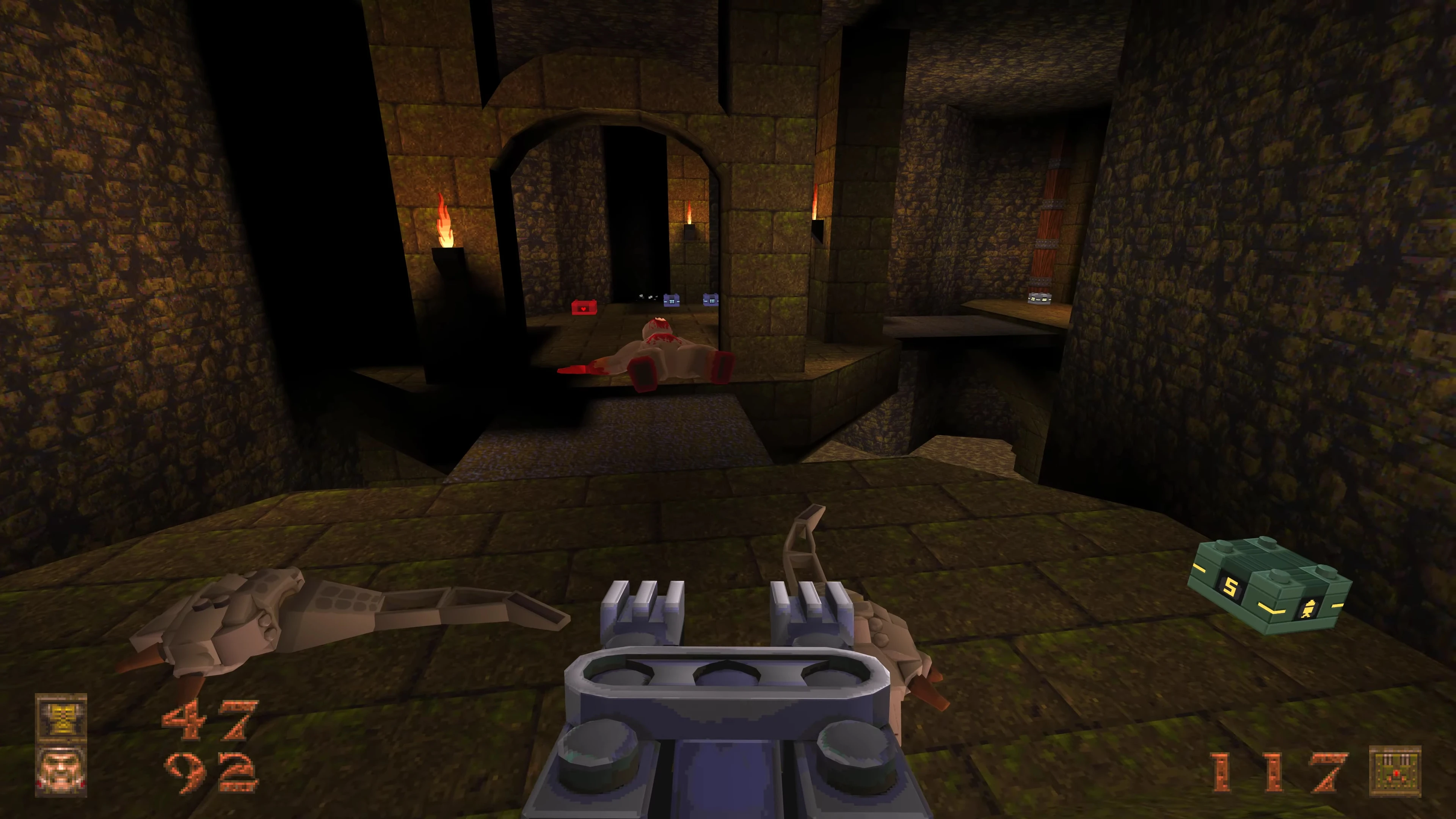 Erste-Person-Perspektive in einem düsteren Dungeon mit gezogener Waffe und gefallenem Feind im Quake-Mod Block Quake