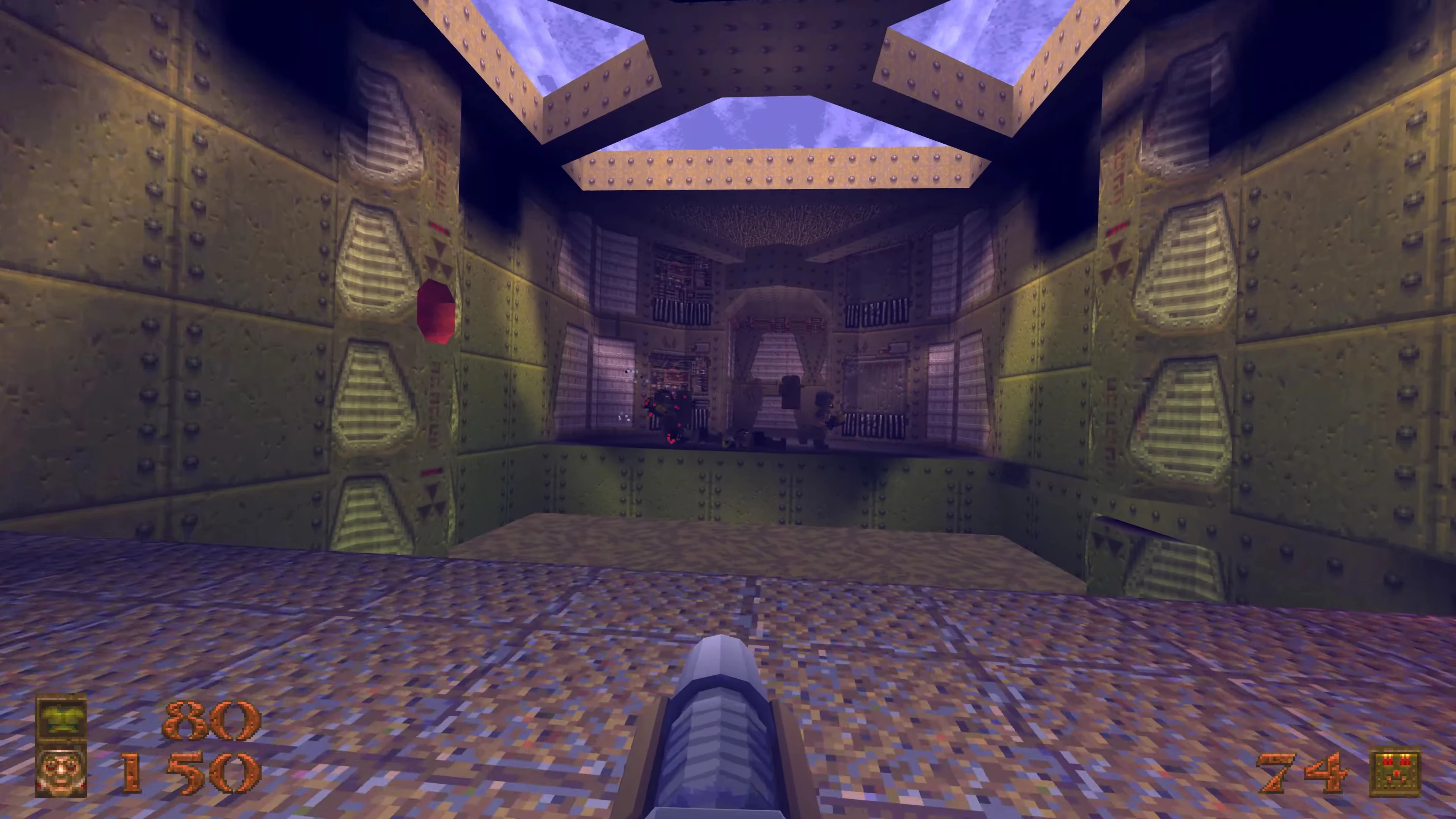 First-Person-Shooter-Sicht auf eine Waffe, die auf Feinde in einem industriellen Metallraum mit Oberlicht im Block Quake Mod zielt